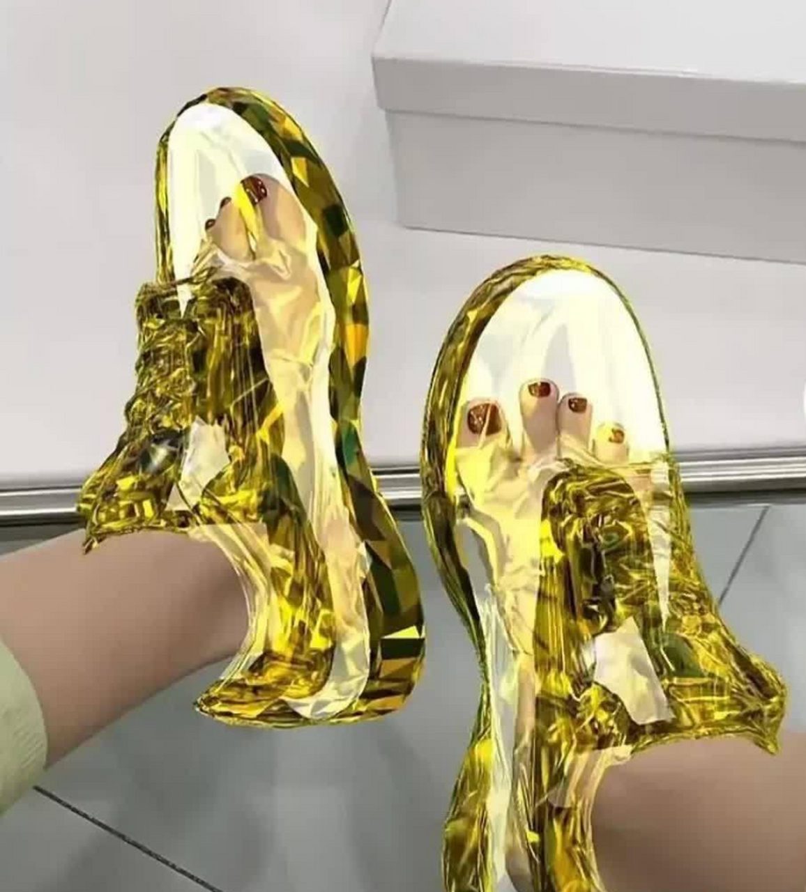 这难道是男版的水晶鞋,黄金鞋?