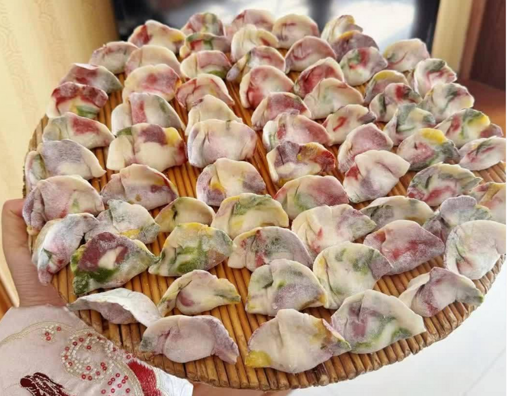 妈妈说要整点花样,然后做出了彩色的饺子