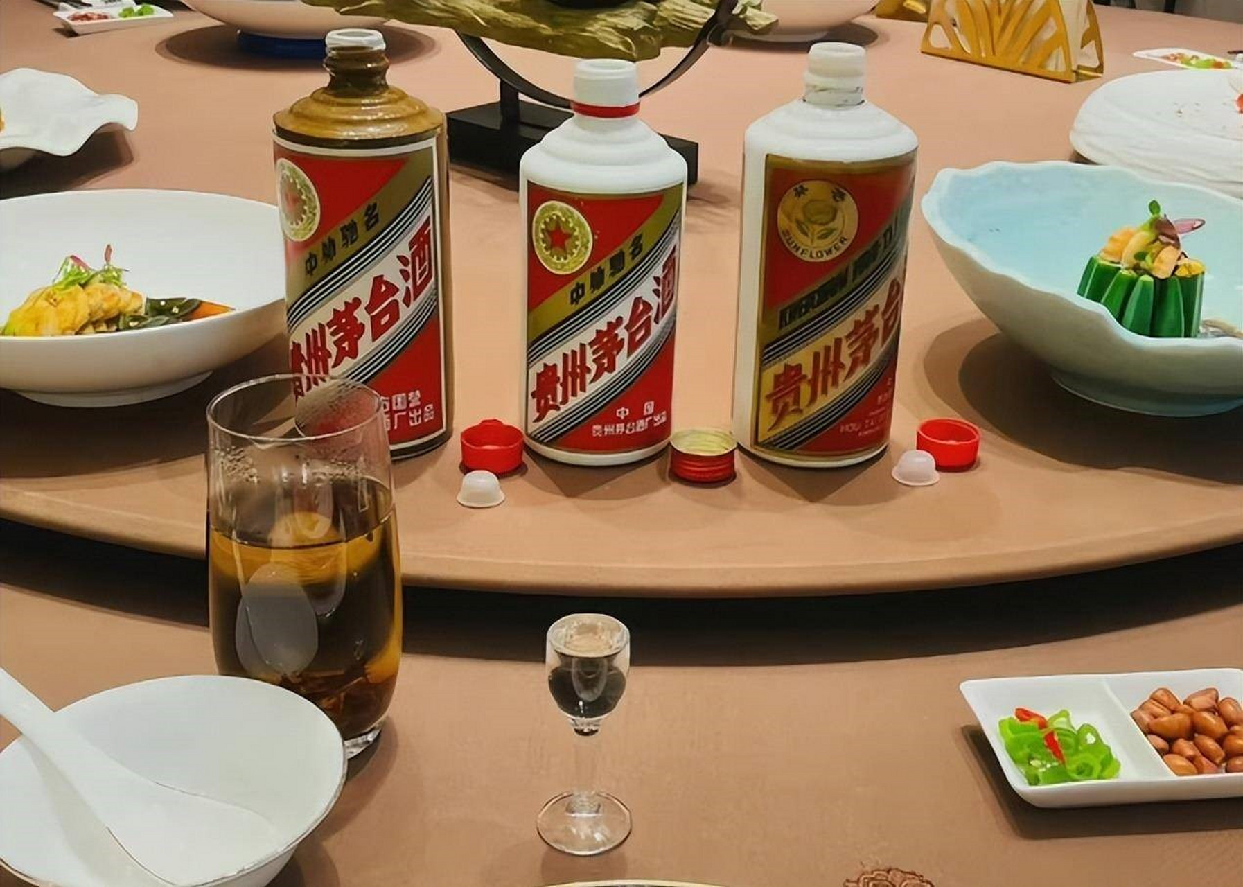 12位退休老教授,在五星级酒店里聚餐,点了30道山珍海味,开了8瓶茅台