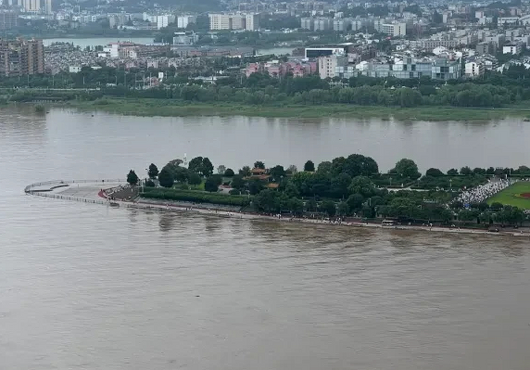 湖南长沙,4名俄罗斯男子去参观橘子洲,岂料突降暴雨,道路被淹,几人意