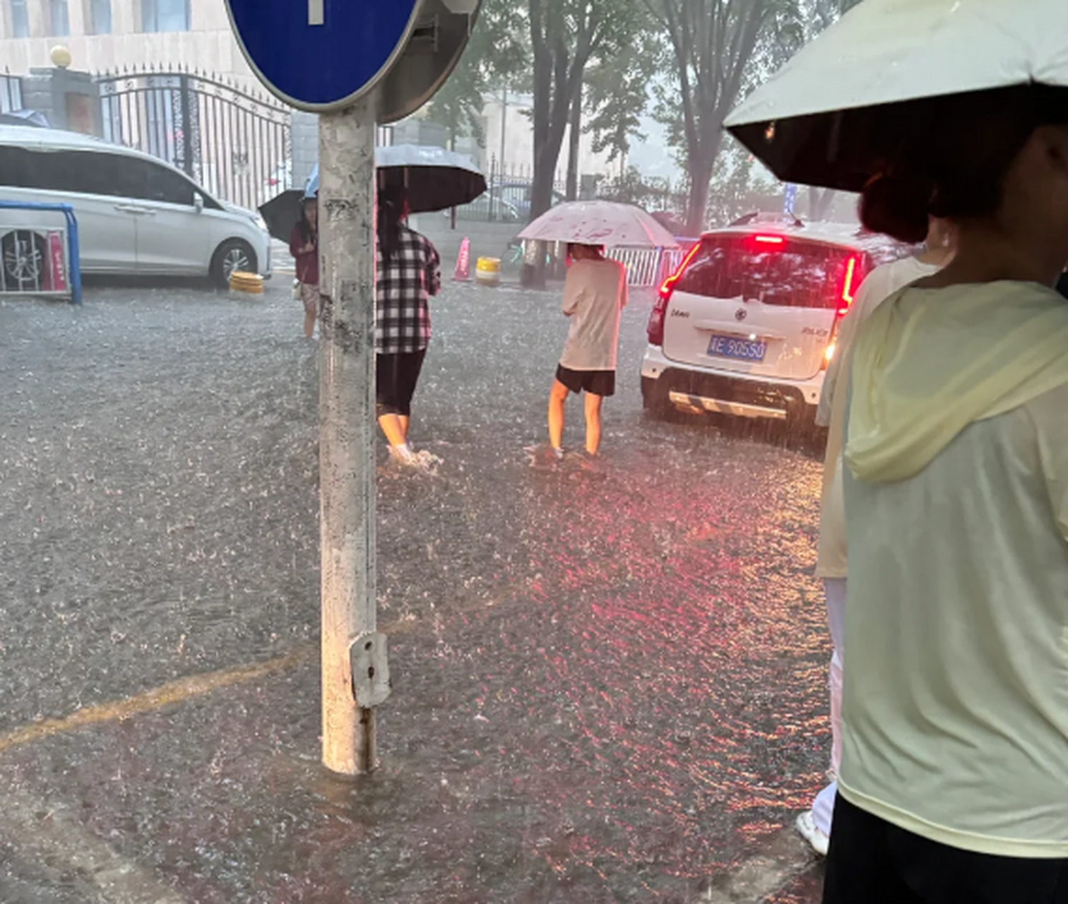 户县大雨图片