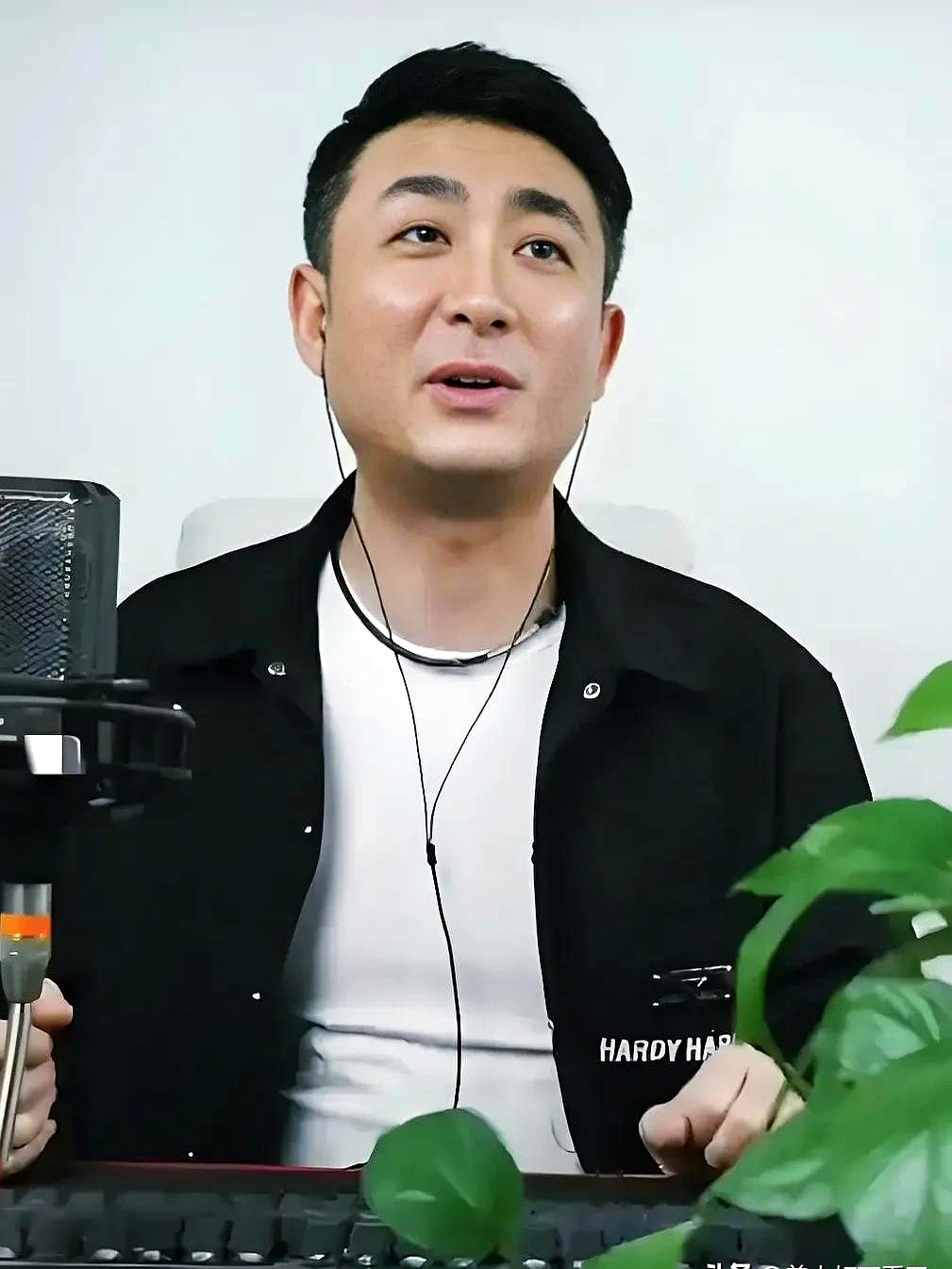 这话没错!"郭晓小把保温杯往桌上一撴,溅出几滴茶水