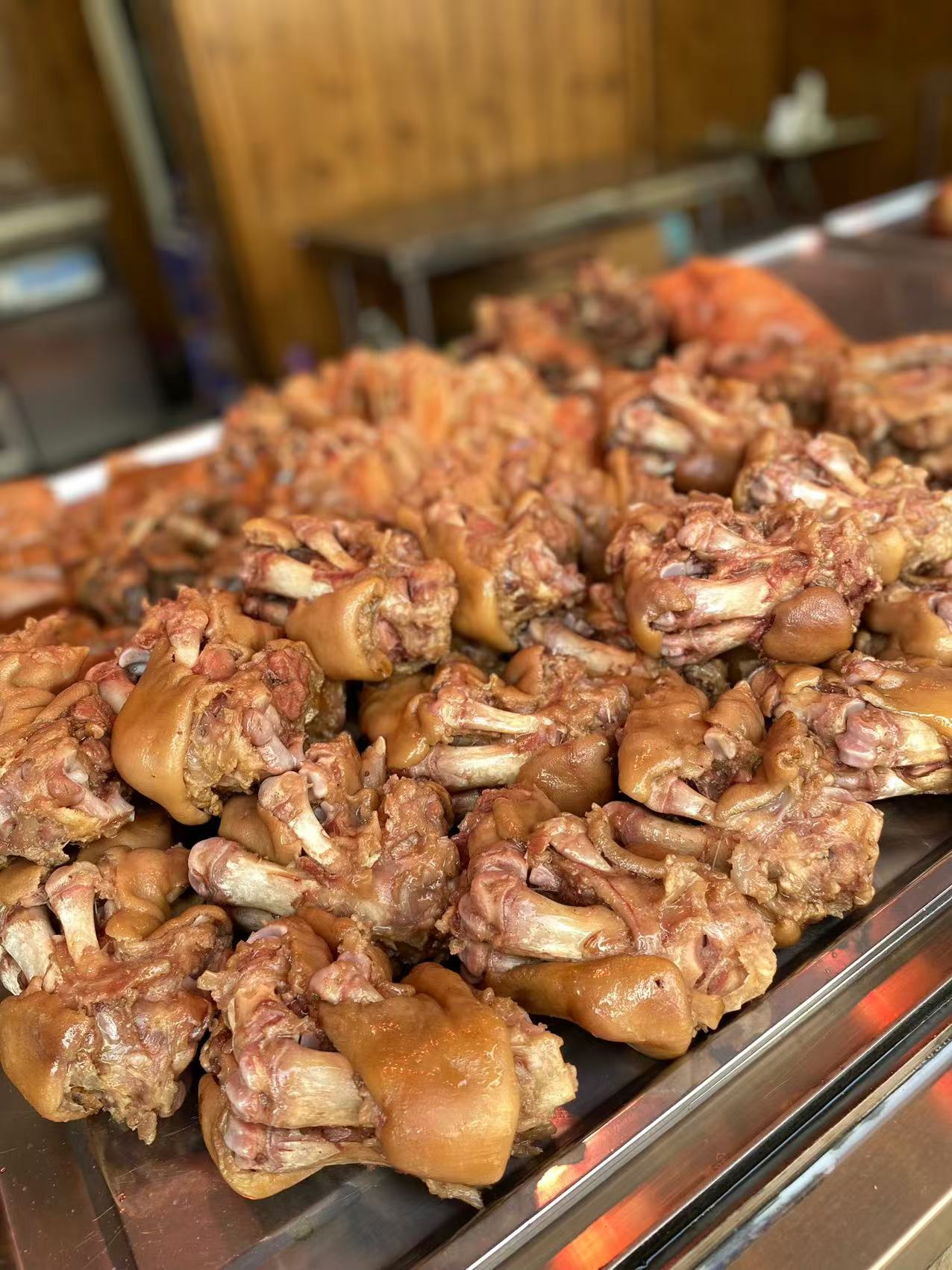 中午来郑州东区祭城买点胡家烧鸡和猪蹄吃他家的烧鸡软烂入味老少