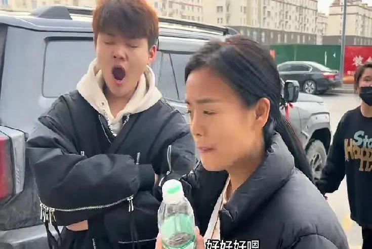 除了奶茶阿姨江苏的两个孩子,奶茶弟也带上子老婆孩子