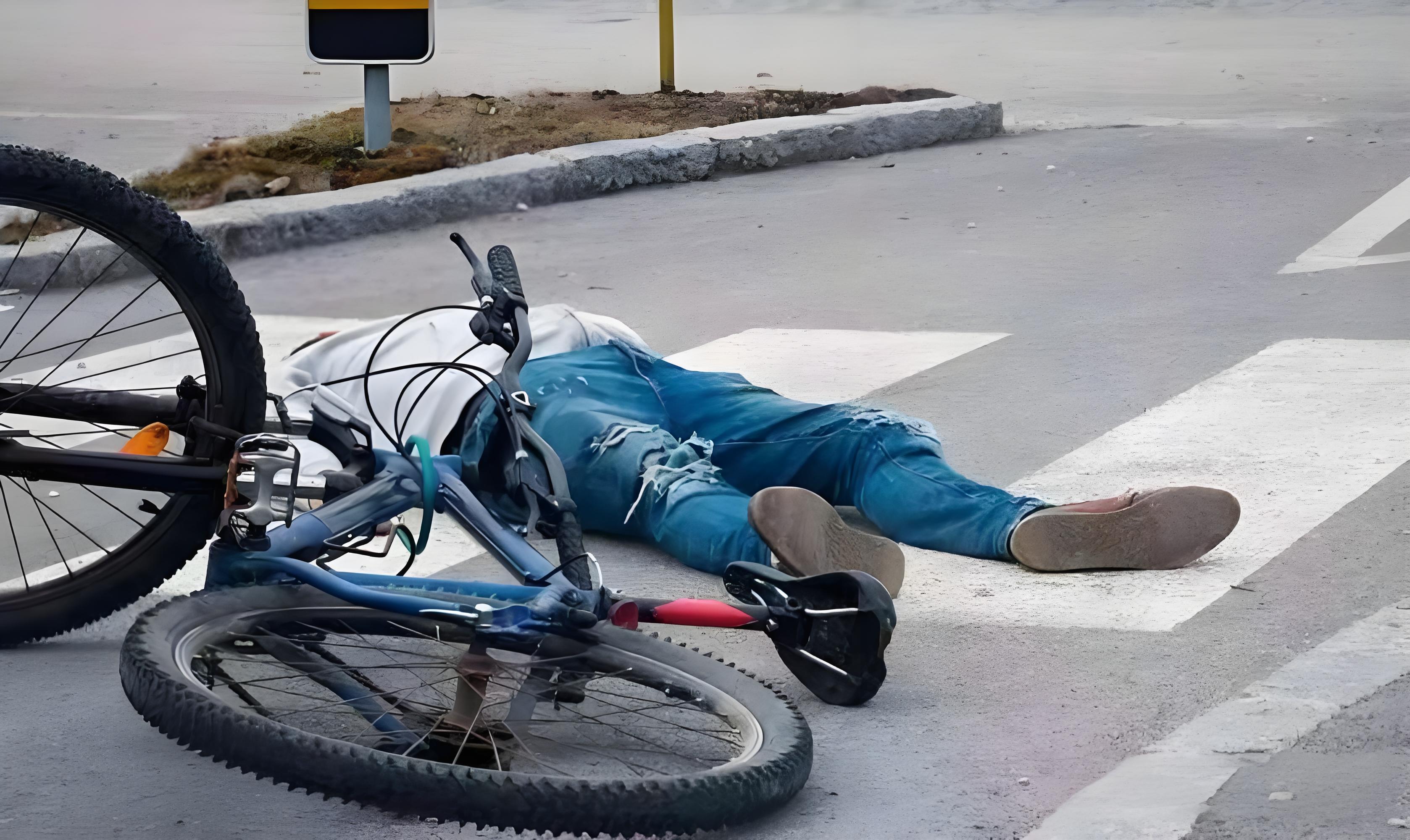 5月8号晚上,22岁的胡铭杰自己骑电动车回家,不小心摔倒了