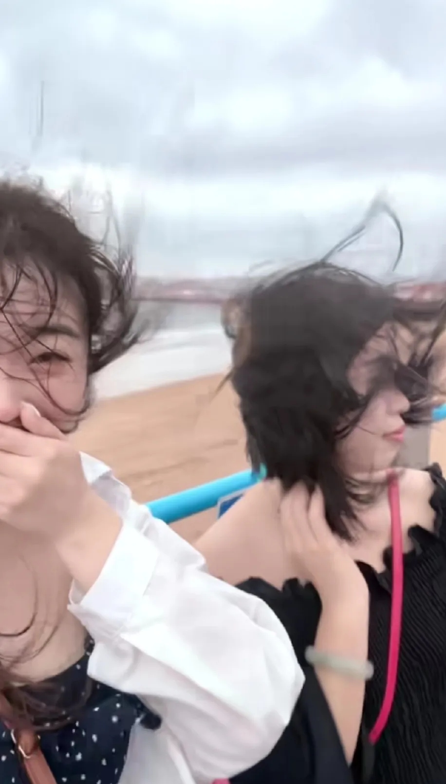 夏日里,我随手拍了一张照片,照片里的小笑着说:"海边的风,吹得我好