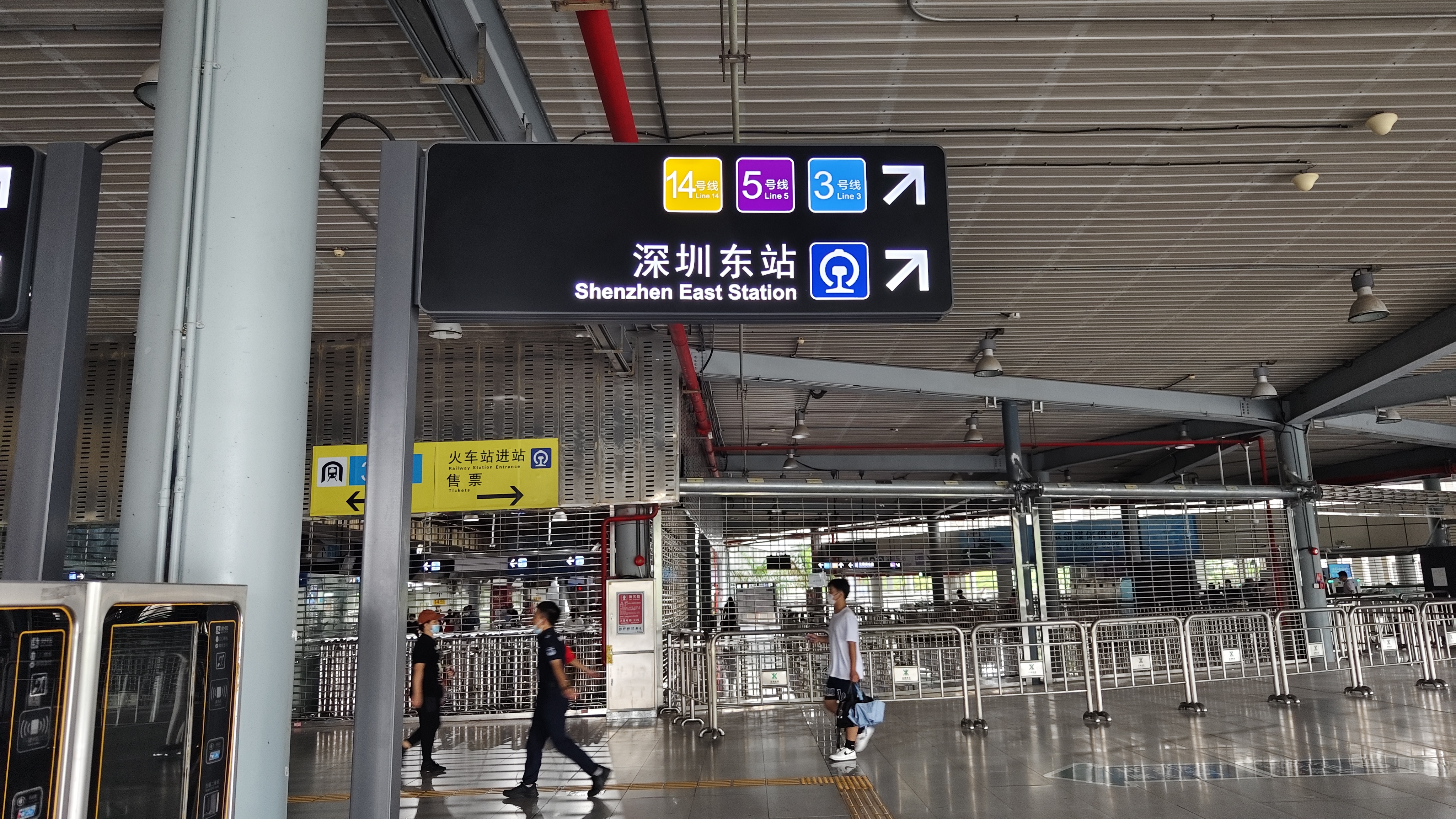 深圳东站与地铁布吉站无缝对接,交通枢纽规模宏大却很便捷,到达广州