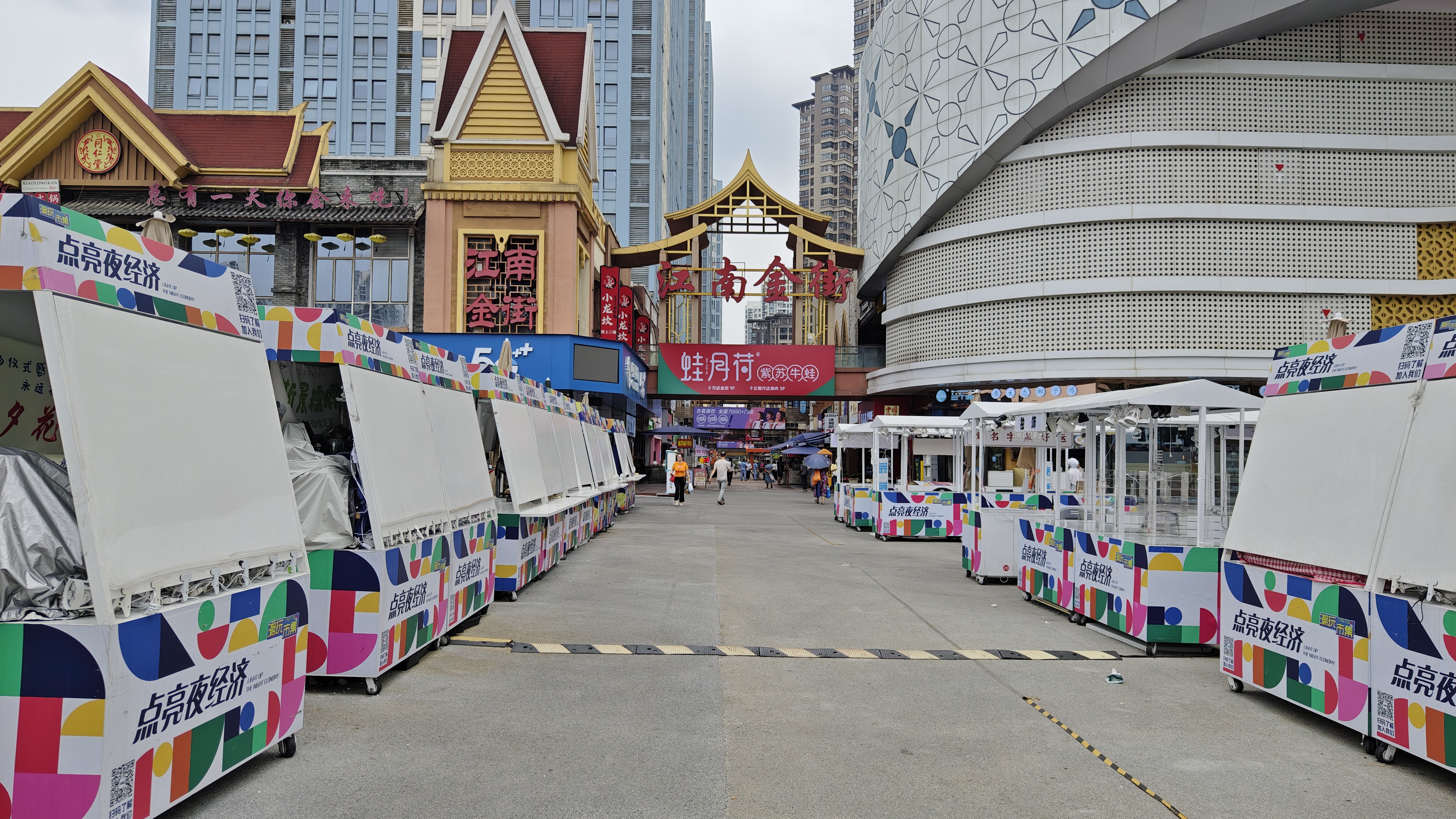 广西南宁江南万达广场,标准的万达系风格商场,流线型设计极具美感