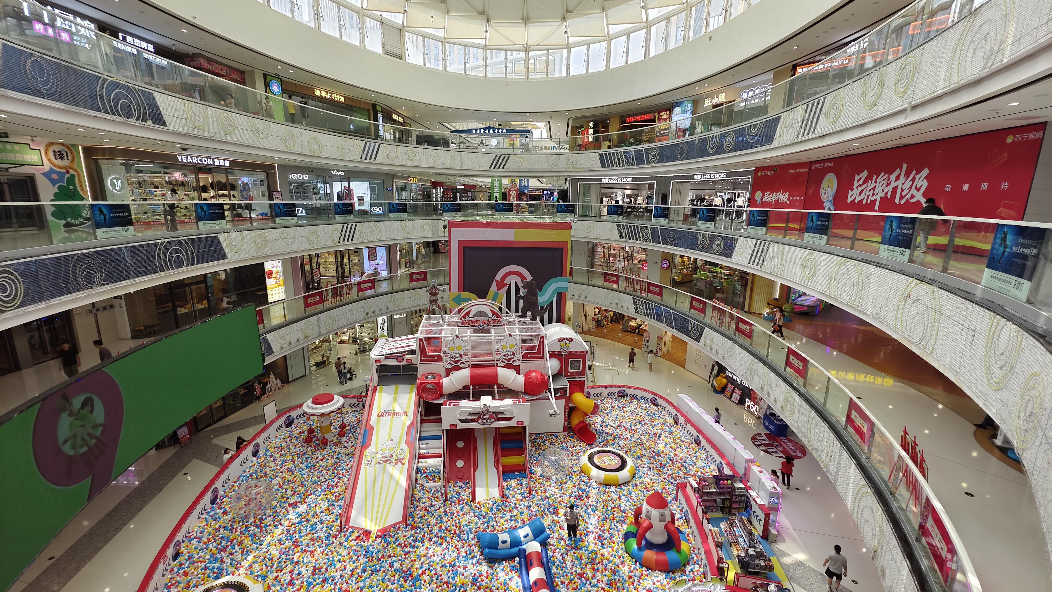 广西南宁安吉万达广场,标准的万达系风格商场,流线型设计极具美感