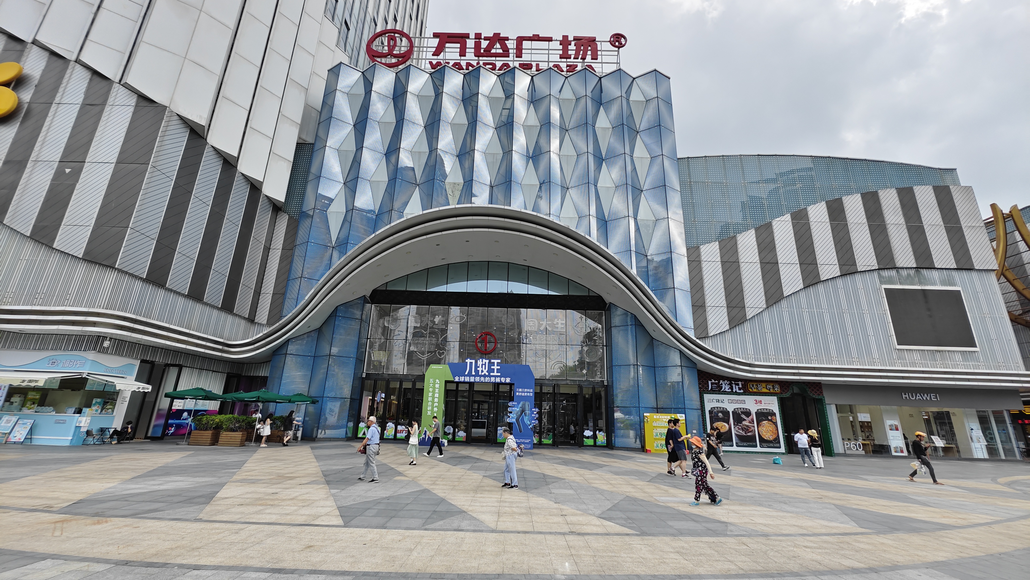 南宁青秀万达广场,一座规模宏大业态丰富的大型商业综合体,内部设计