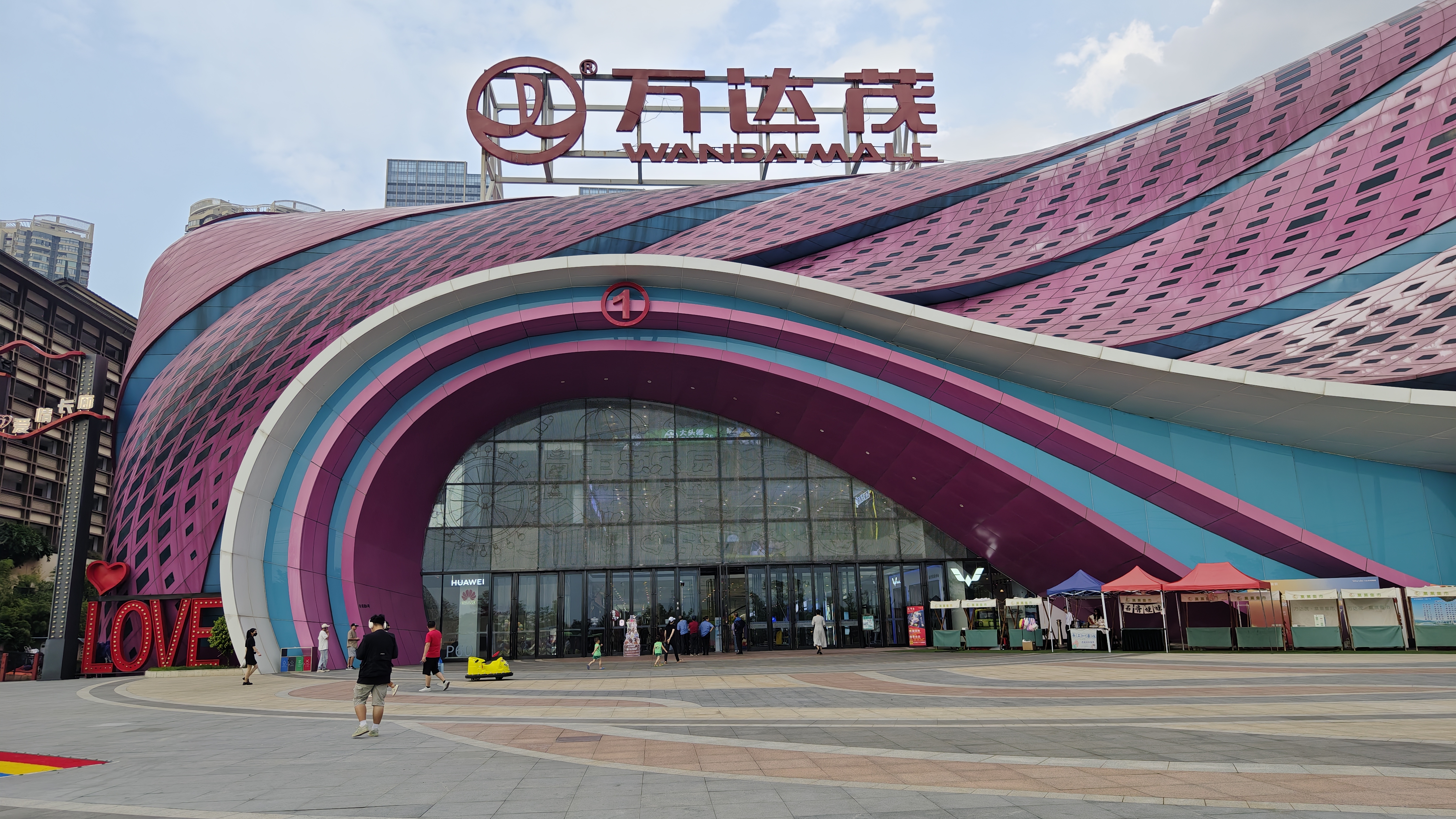 万达茂比一般的万达广场要宏伟漂亮,挑空高度也比较!