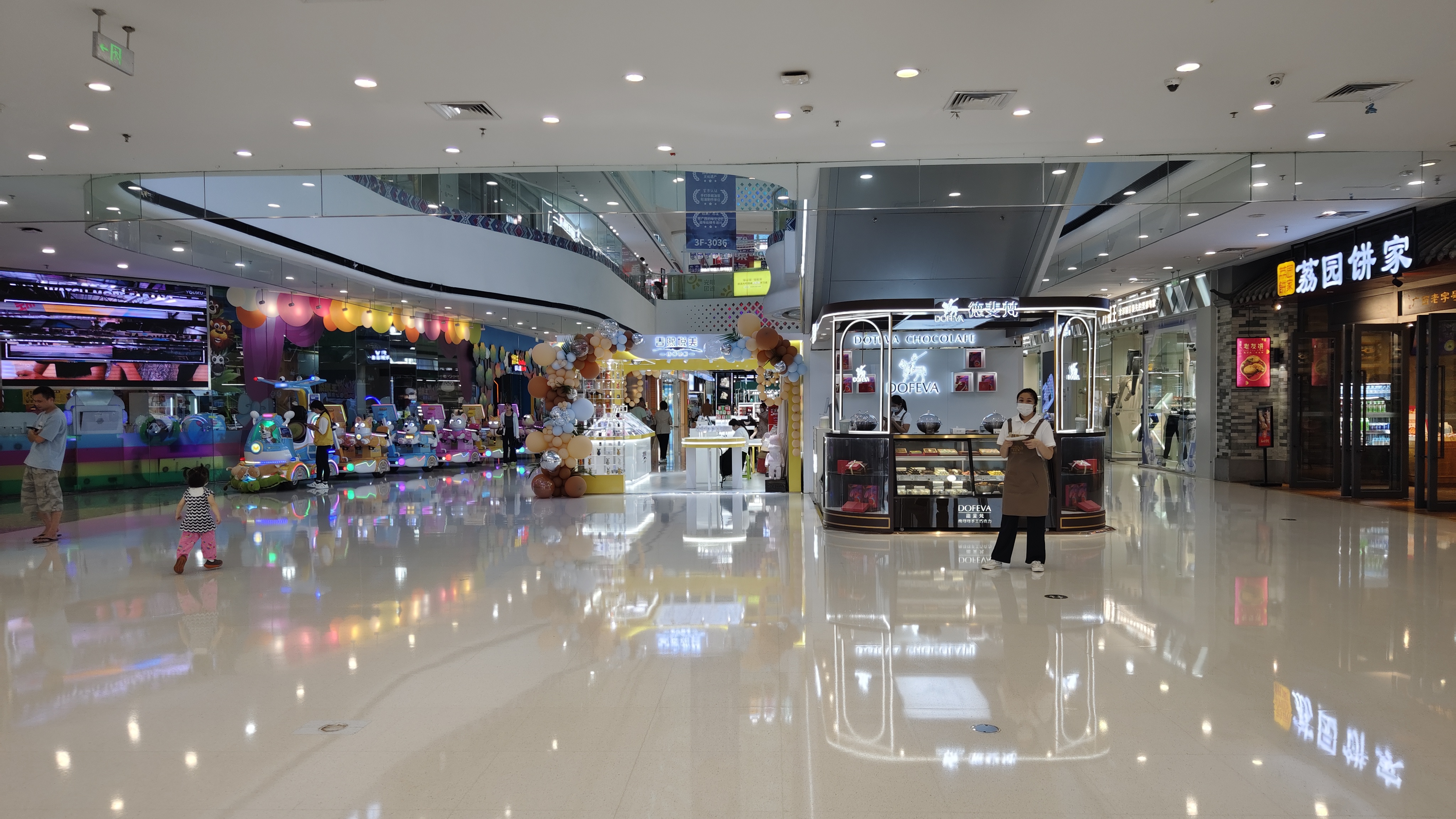 万达茂比一般的万达广场要宏伟漂亮,挑空高度也比较!