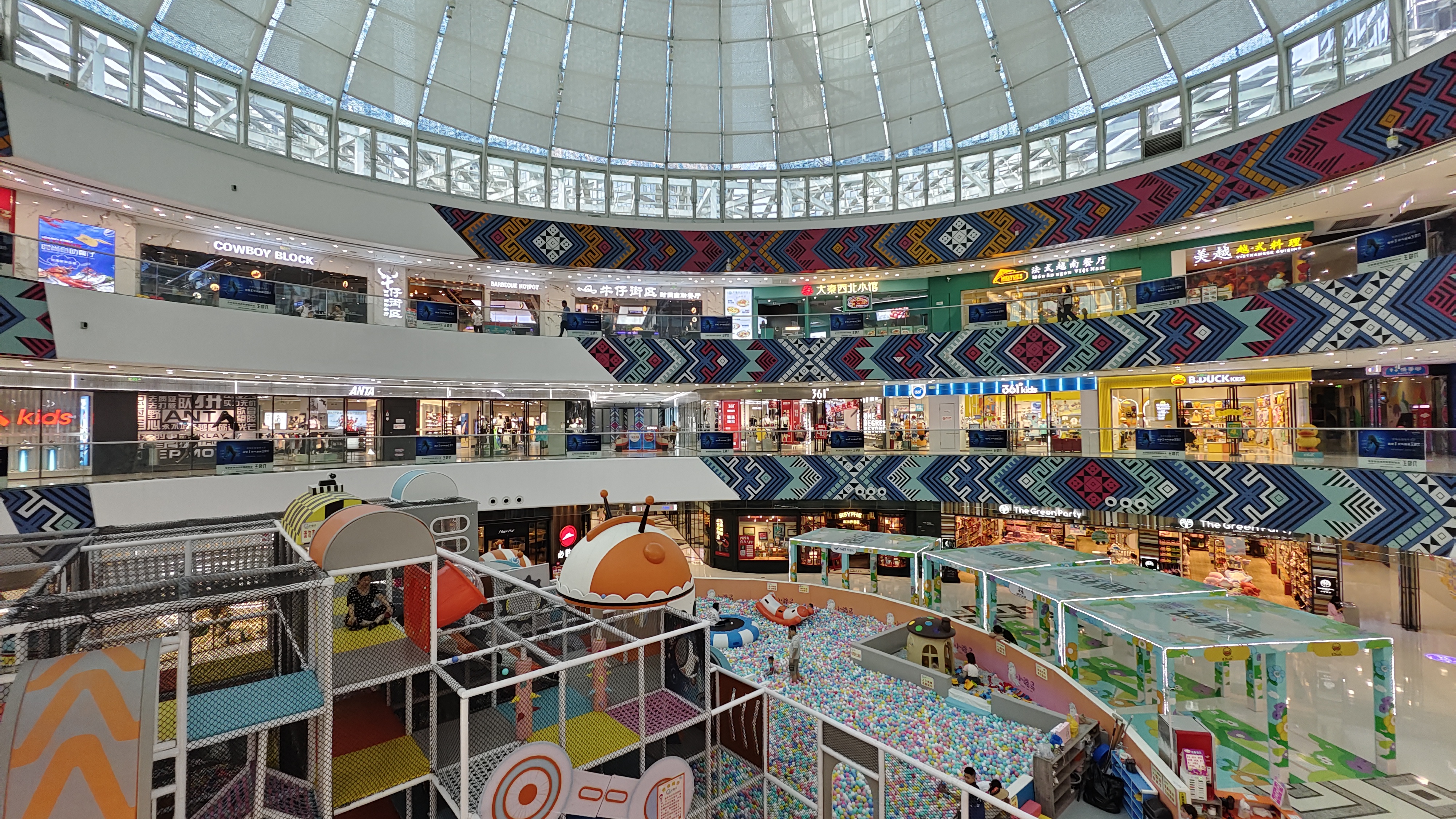 万达茂比一般的万达广场要宏伟漂亮,挑空高度也比较!