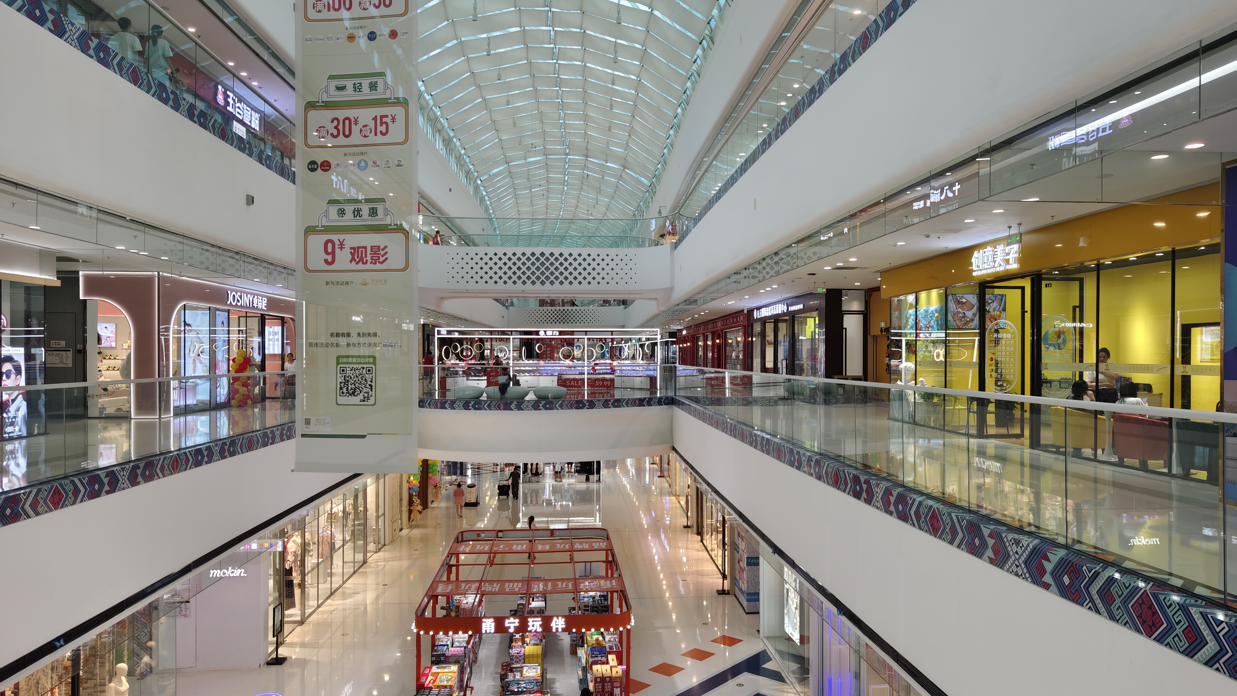 万达茂比一般的万达广场要宏伟漂亮,挑空高度也比较!