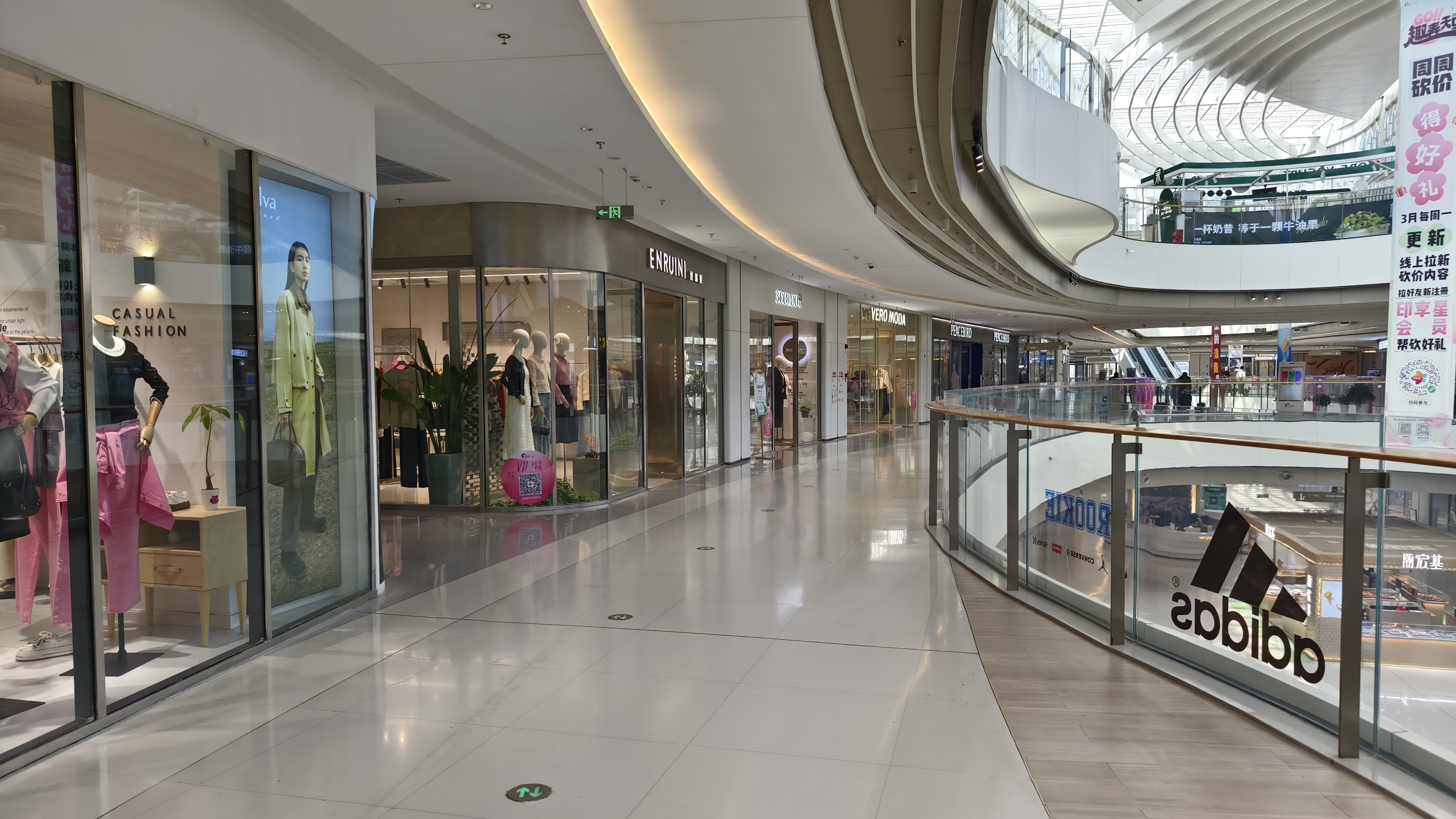 布局给人舒适感受,大中庭的悬空圆形屏幕颇具新意,连廊地板也是显示屏