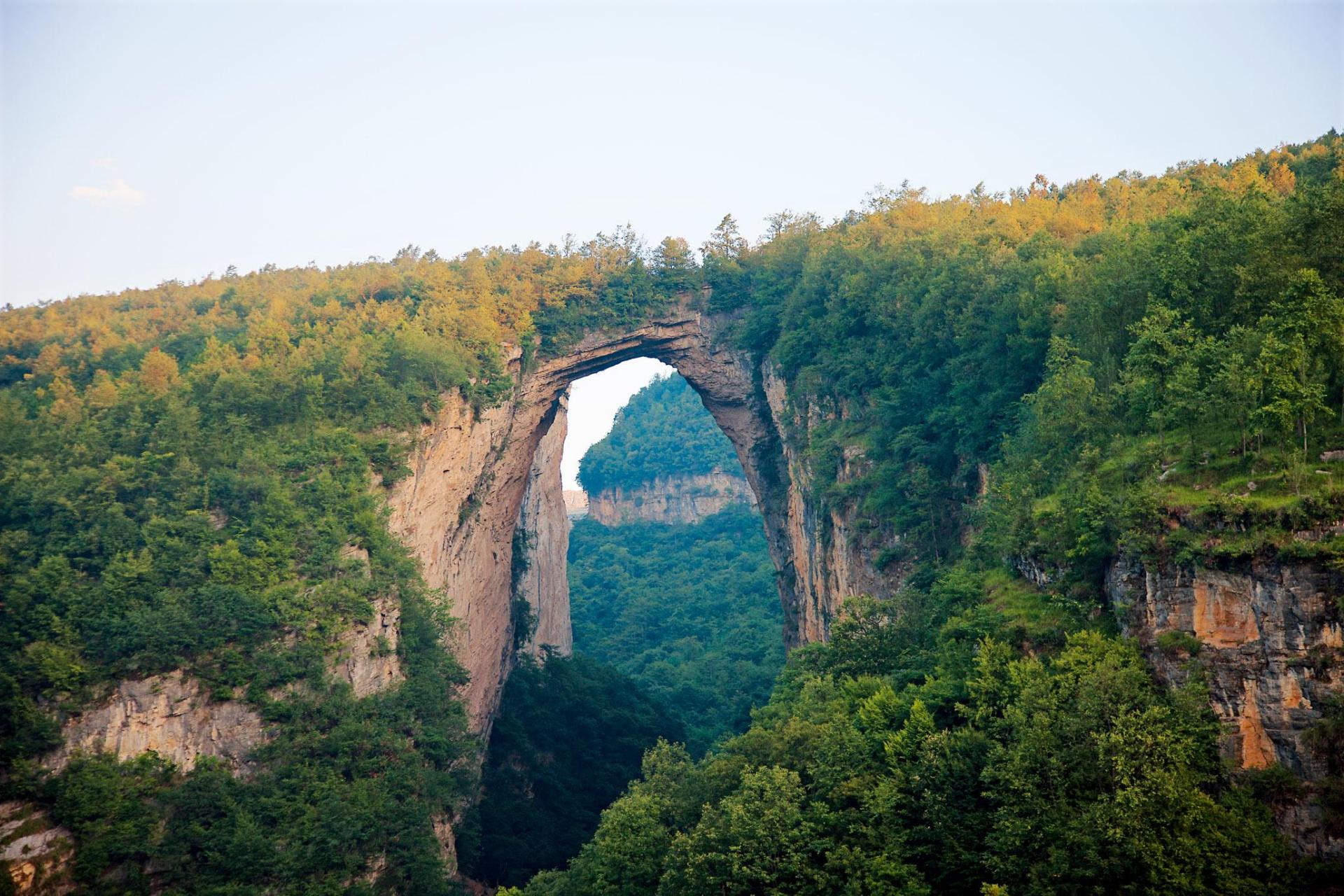 位于贵州省六盘水市水城县的这座天生桥,桥高135米,跨度60米,顶拱厚