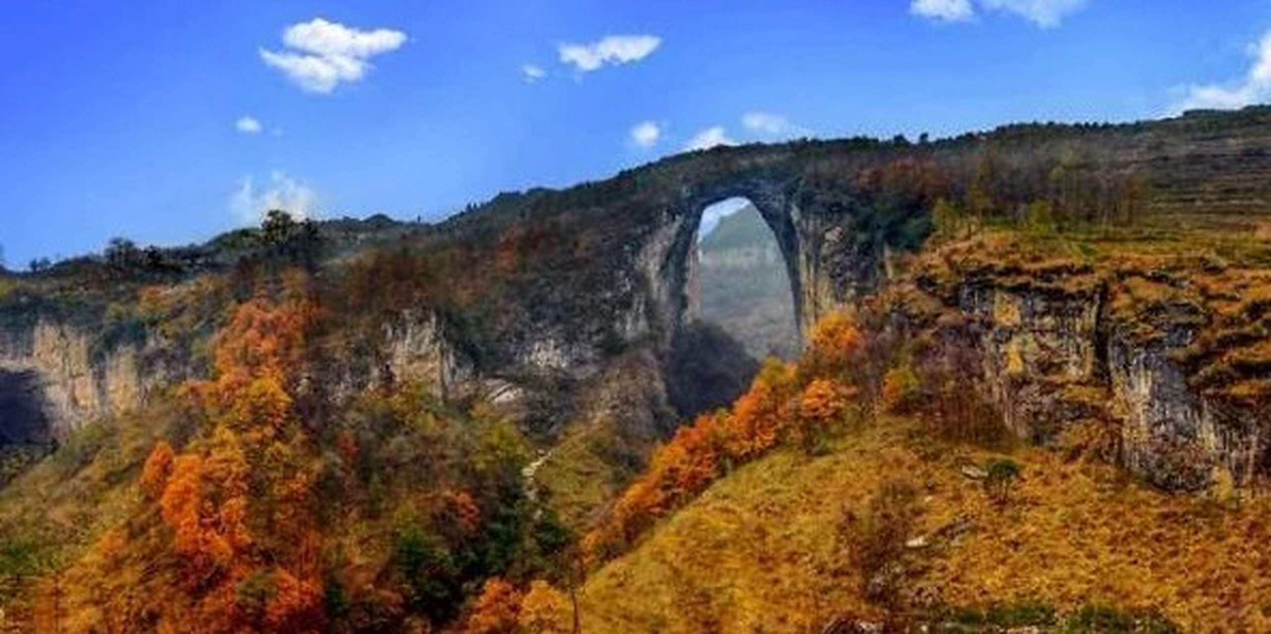 位于贵州省六盘水市水城县的这座天生桥,桥高135米,跨度60米,顶拱厚