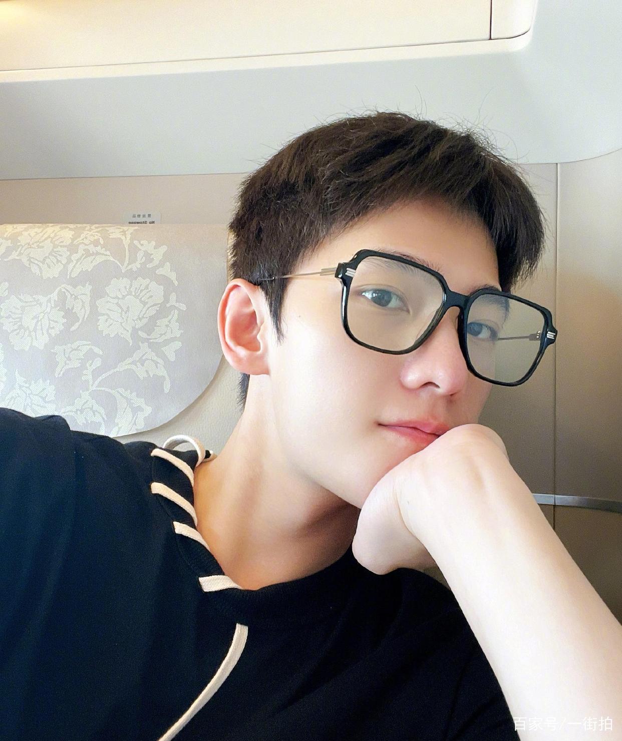 杨洋晒自拍照 黑色套头衫配黑色墨镜,素颜皮肤零瑕疵#动态连更挑战