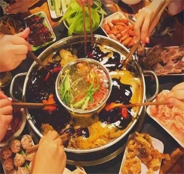 抖音吃火锅打架=吃火锅打架视频泼锅底