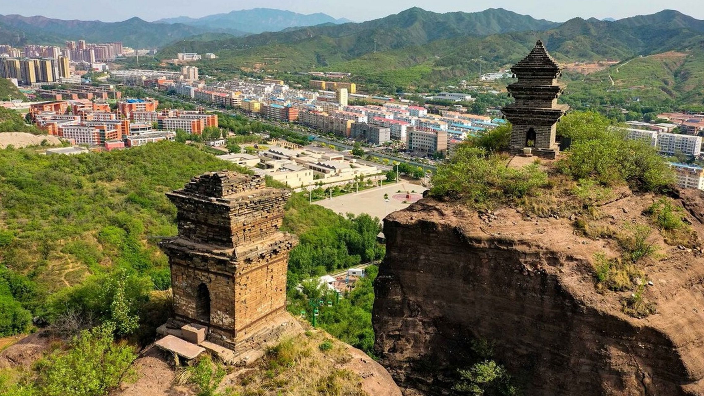 位于河北省承德市的双塔山,以其巍峨险峻,鬼斧神工的山体造型,成为了