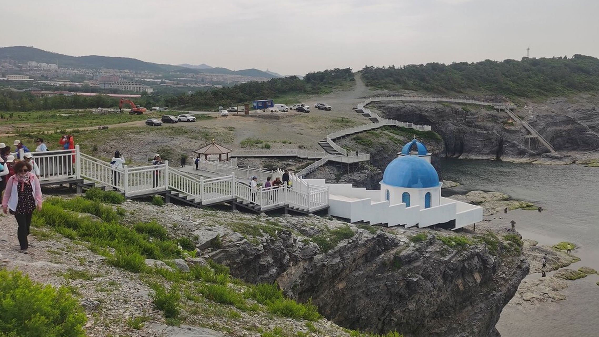 辽宁大连,初夏时节,大黑石景区如同一幅色彩缤纷的画卷,展现着独特的