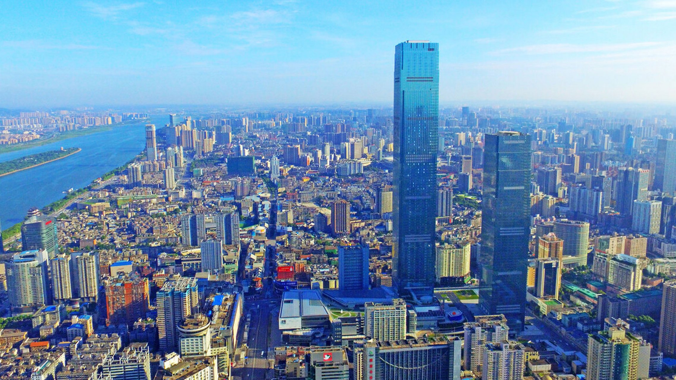 鸟瞰九龙仓长沙国际金融中心,这座巍峨耸立的建筑坐落于长沙市蔡锷