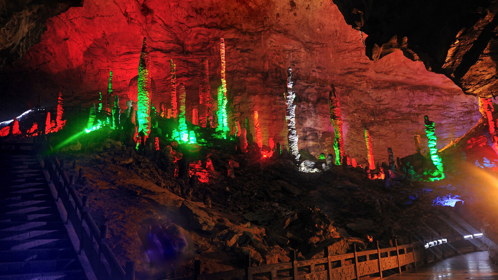 张家界黄龙洞,深埋于地下亿万年的璀璨瑰宝,在八十年代初的张家界对外