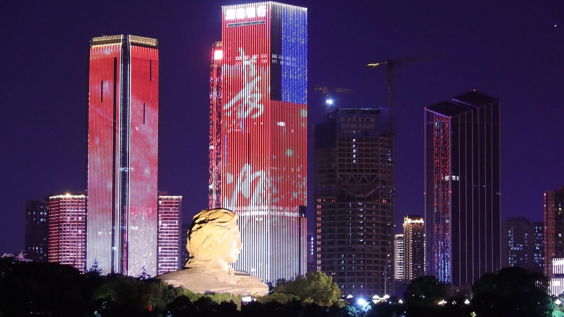 湖南湘江风光带,如同一条璀璨的丝带,镶嵌在湘江的怀抱中