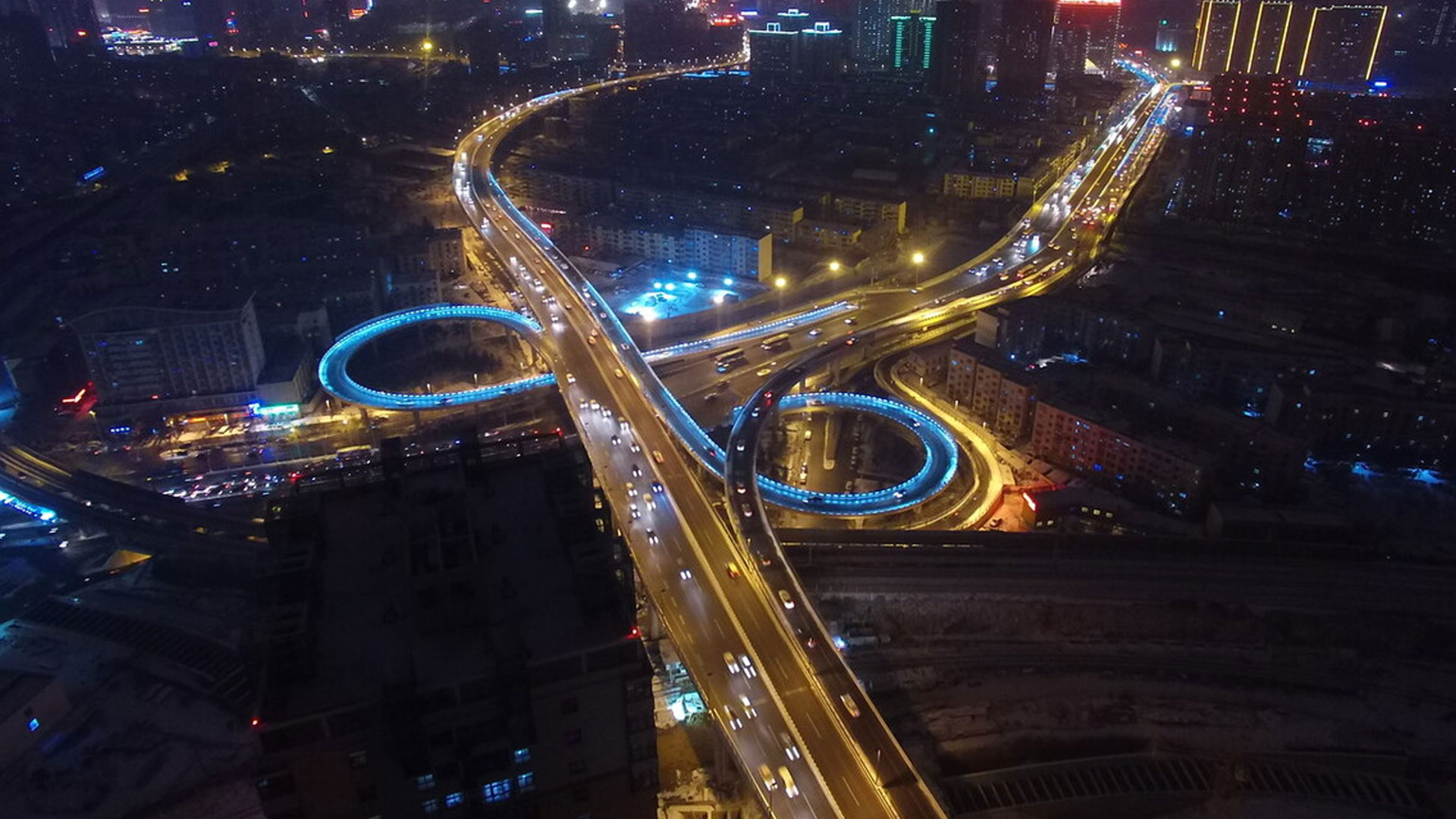 在这片璀璨的灯光之中,京沙快速路与金水路高架桥交织成一幅壮丽的