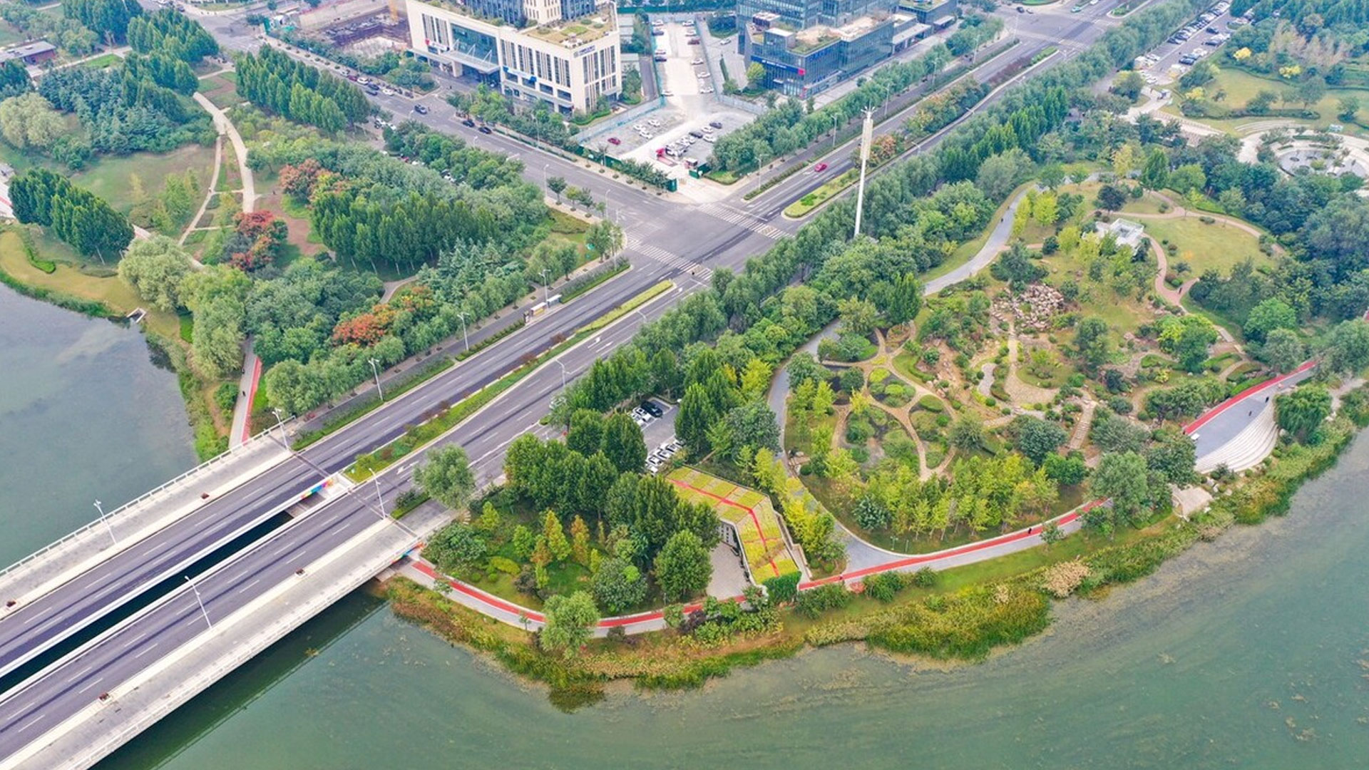 河南郑州,位于市区北部的龙子湖金融岛,犹如一颗璀璨的明珠镶嵌在这片