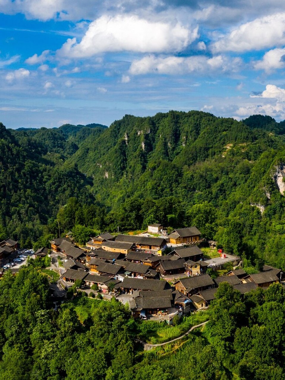 湖南的双龙镇,仿佛是大自然精心雕琢的一颗璀璨明珠,而其中的十八洞村