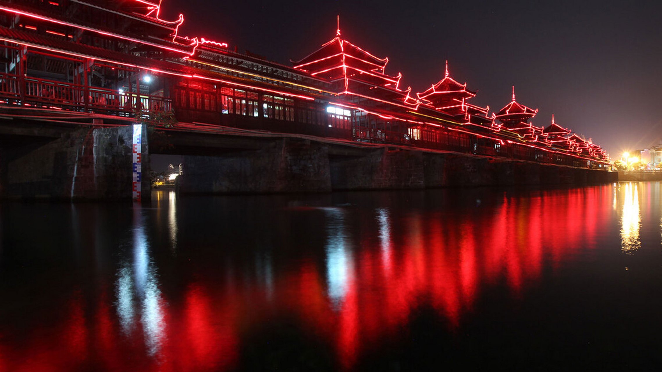 湖南芷江,矗立着一座举世闻名的建筑—龙津风雨桥,被誉为"侗乡第一