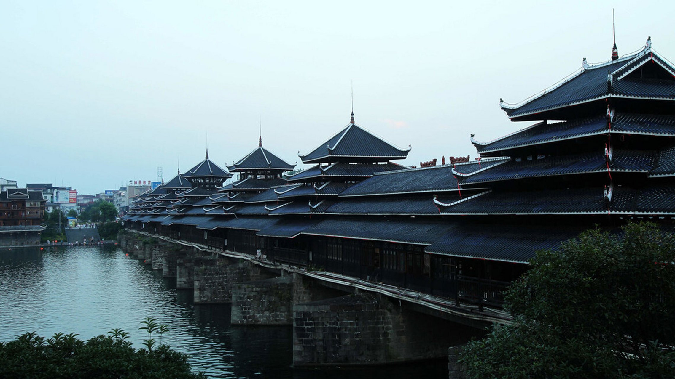 湖南芷江,矗立着一座举世闻名的建筑—龙津风雨桥,被誉为"侗乡第一