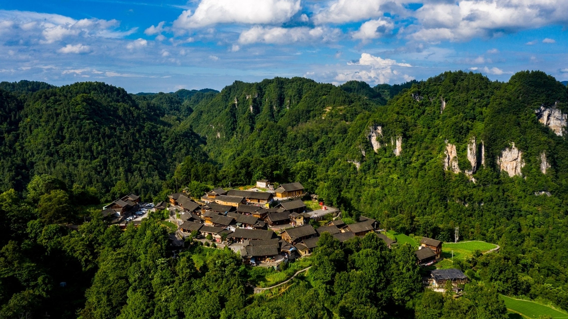 湖南湘西,十八洞村宛如一颗璀璨的绿宝石,镶嵌在崇山峻岭之间.