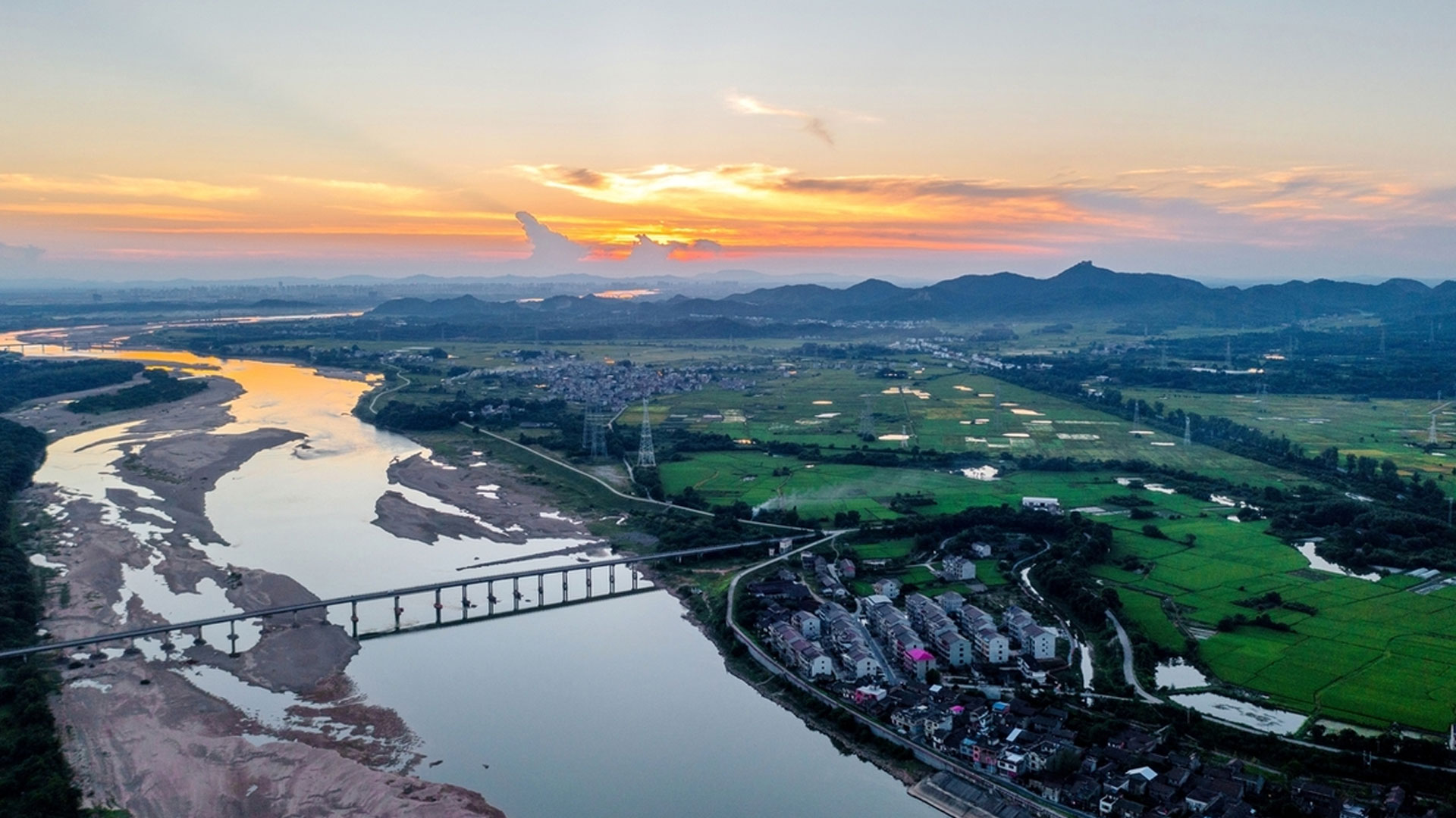 抚州丁家村,静静地依偎在蜿蜒流淌的抚河之畔,河水不急不缓,仿佛是