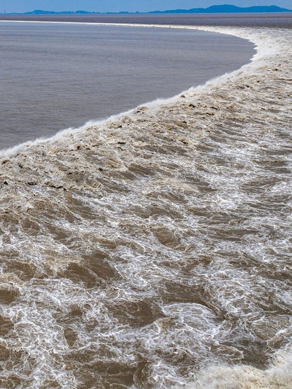 浙江钱塘江畔,再次上演了一场大自然无与伦比的壮丽诗篇——鱼鳞潮