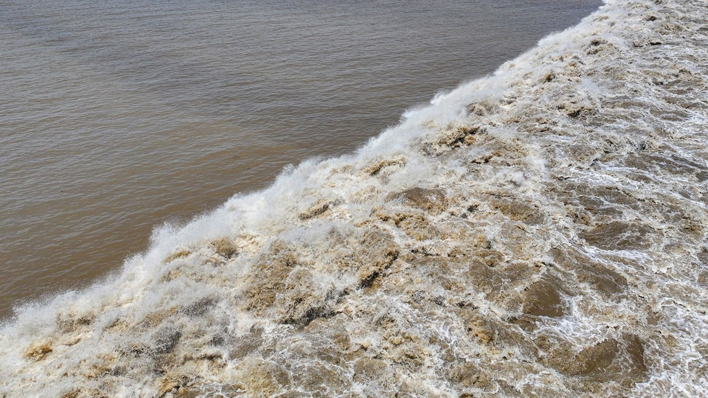 浙江钱塘江畔,再次上演了一场大自然无与伦比的壮丽诗篇——鱼鳞潮