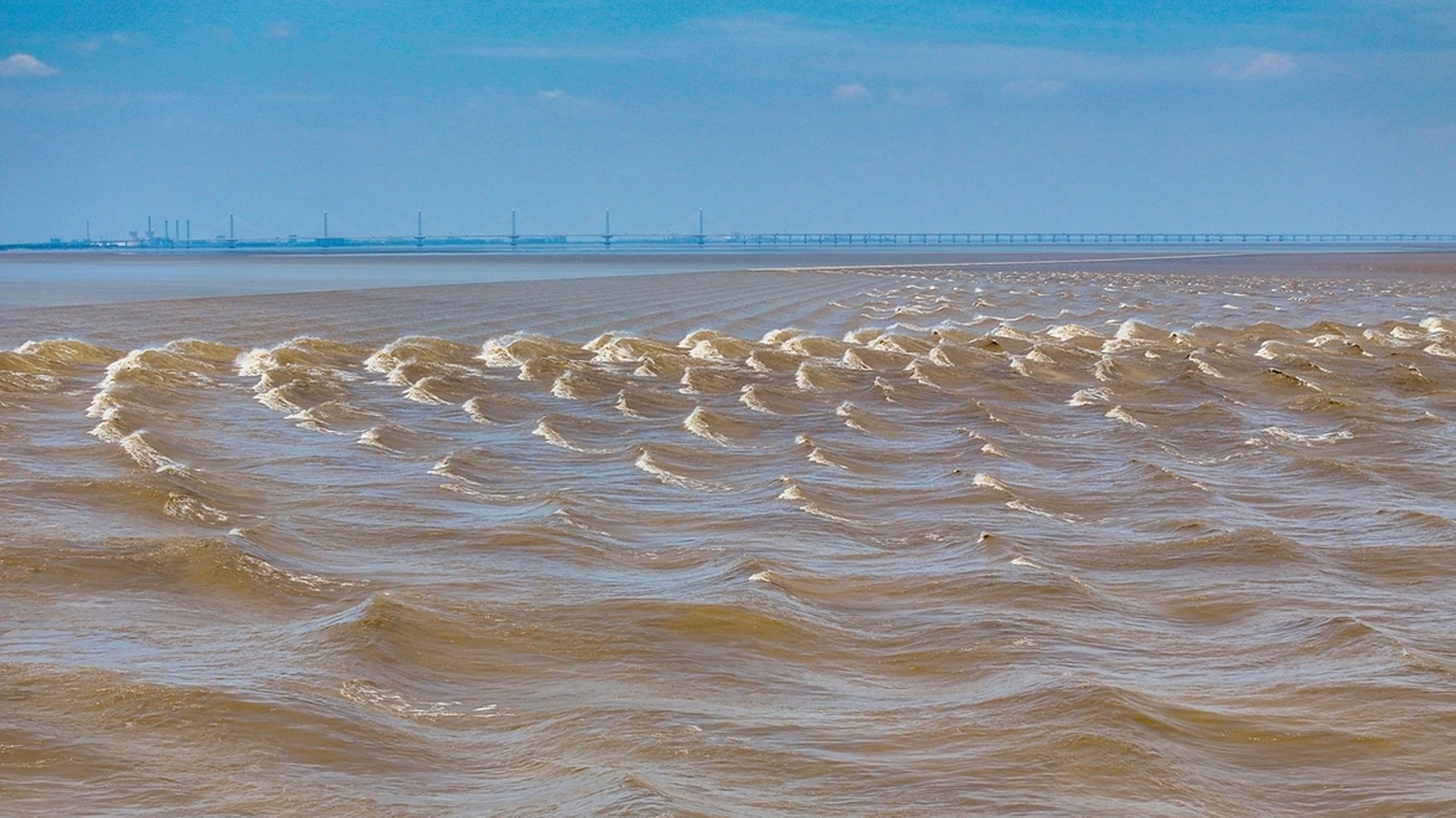 浙江钱塘江畔,再次上演了一场大自然无与伦比的壮丽诗篇——鱼鳞潮