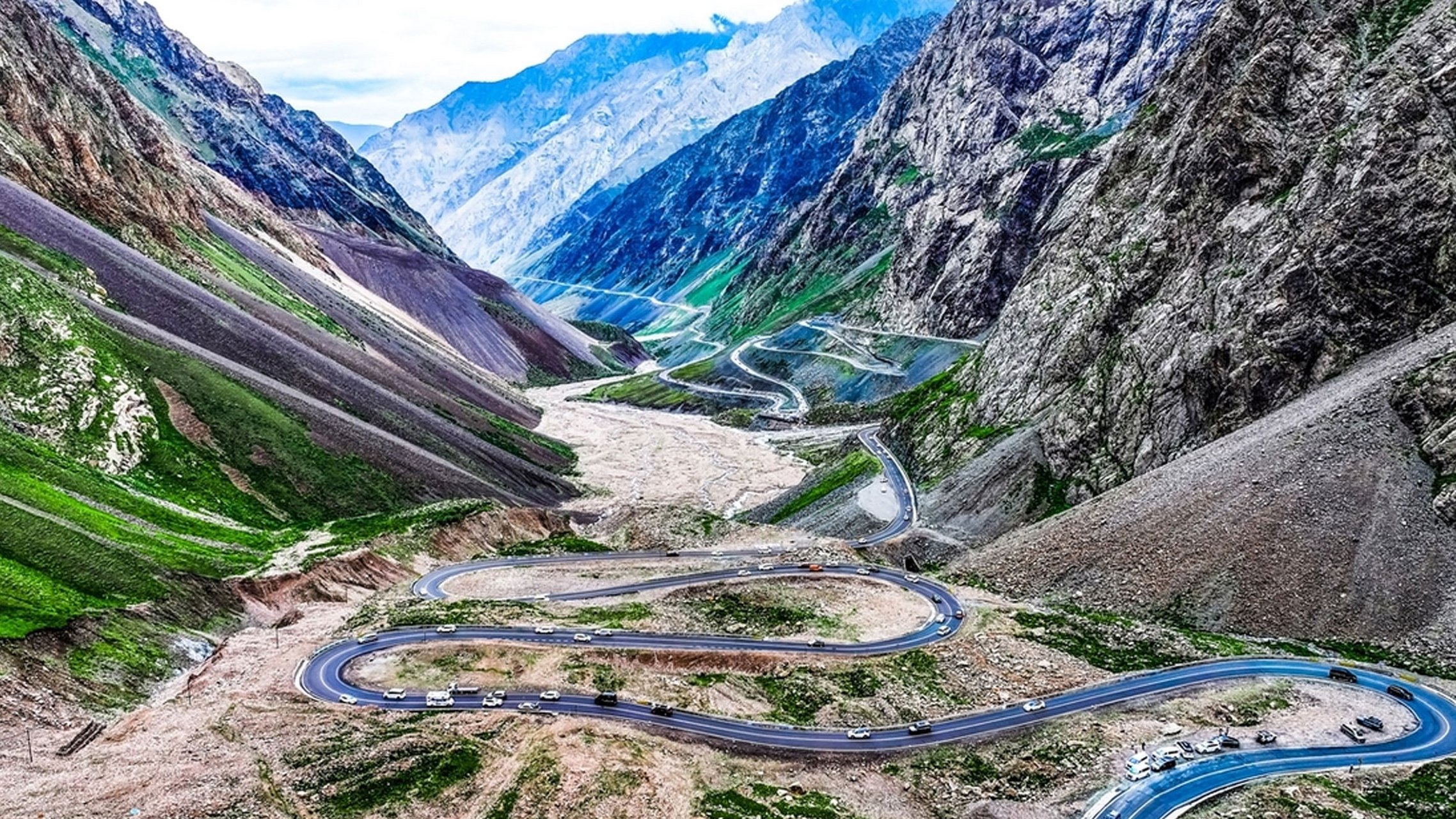 被盛誉为"中国最美公路"的独库公路,自北疆克拉玛依市的独山子大峡谷