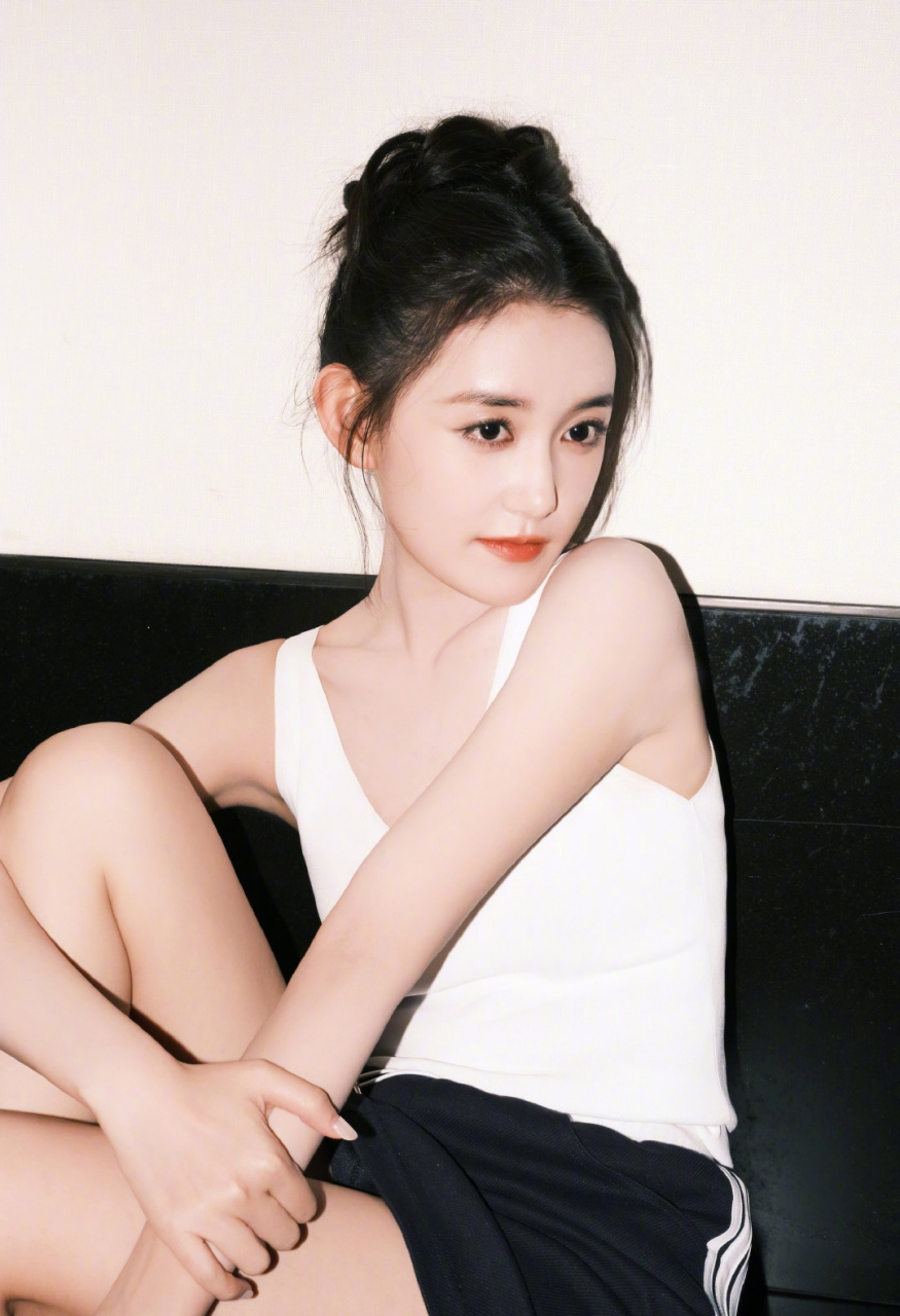 蒋依依# 肤白貌美的容颜,甜美可爱,白皙细嫩的肩颈线,妩媚多姿,风姿