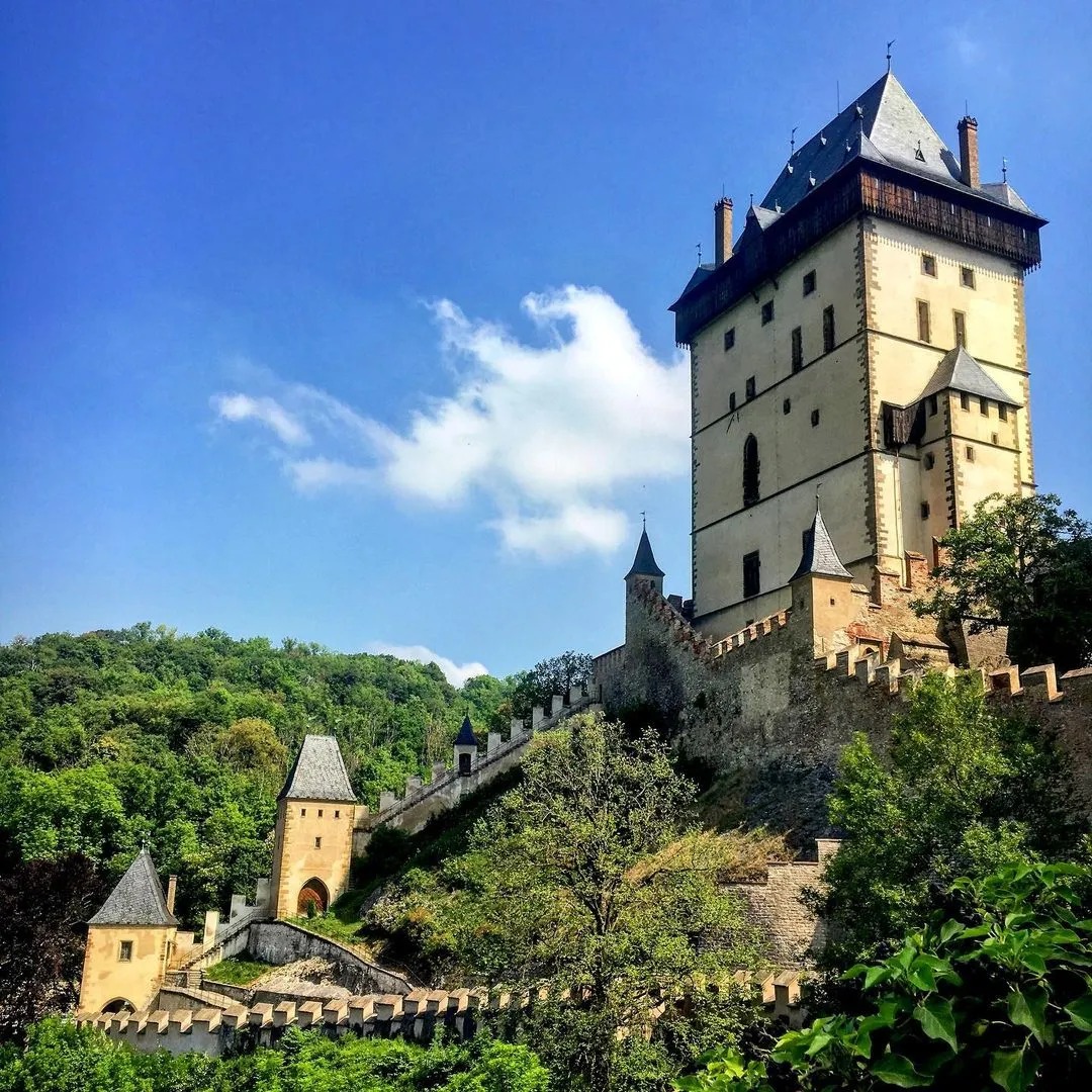 走进瑞士的施泰因(stein am rhein),这个隐藏在莱茵河畔的宝藏小镇,有