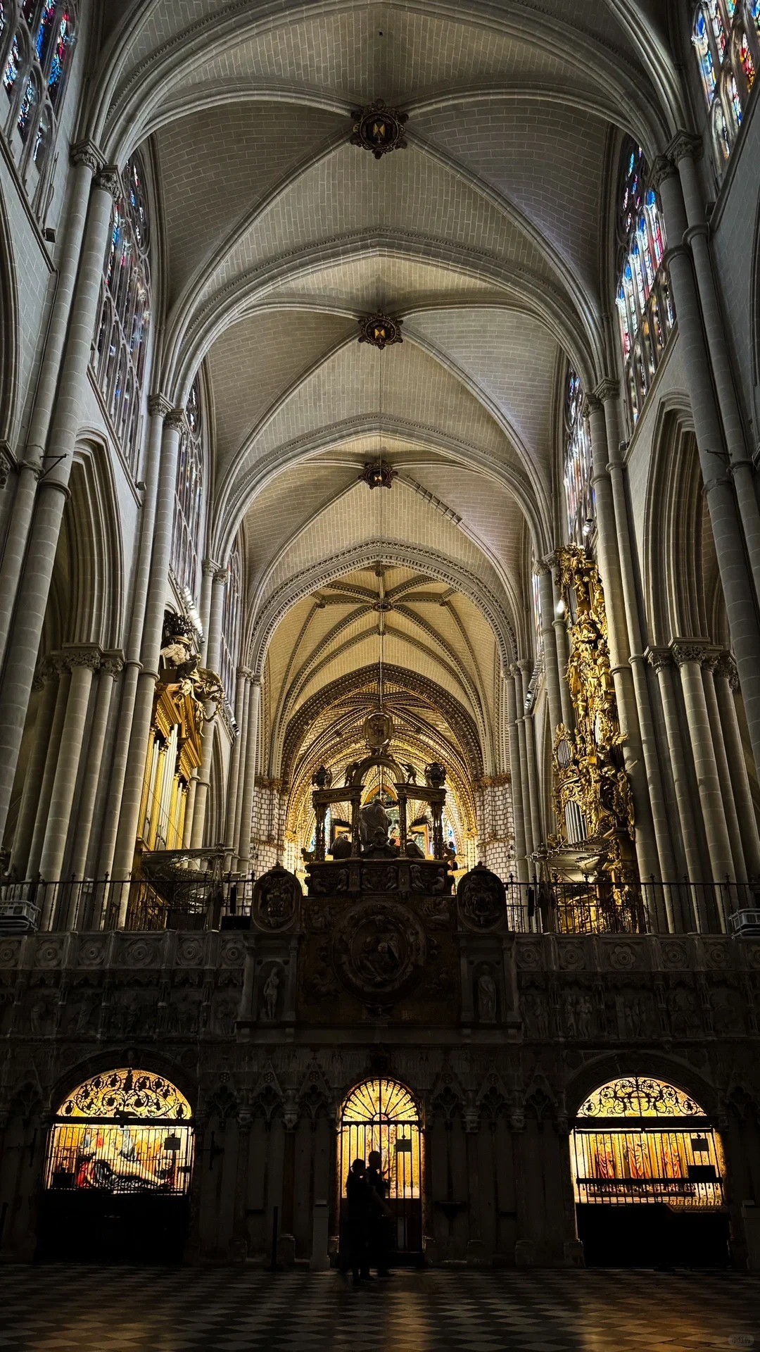 当我踩着摩尔人铺就的石板路,看见西哥特人建造的教堂里回荡着犹太