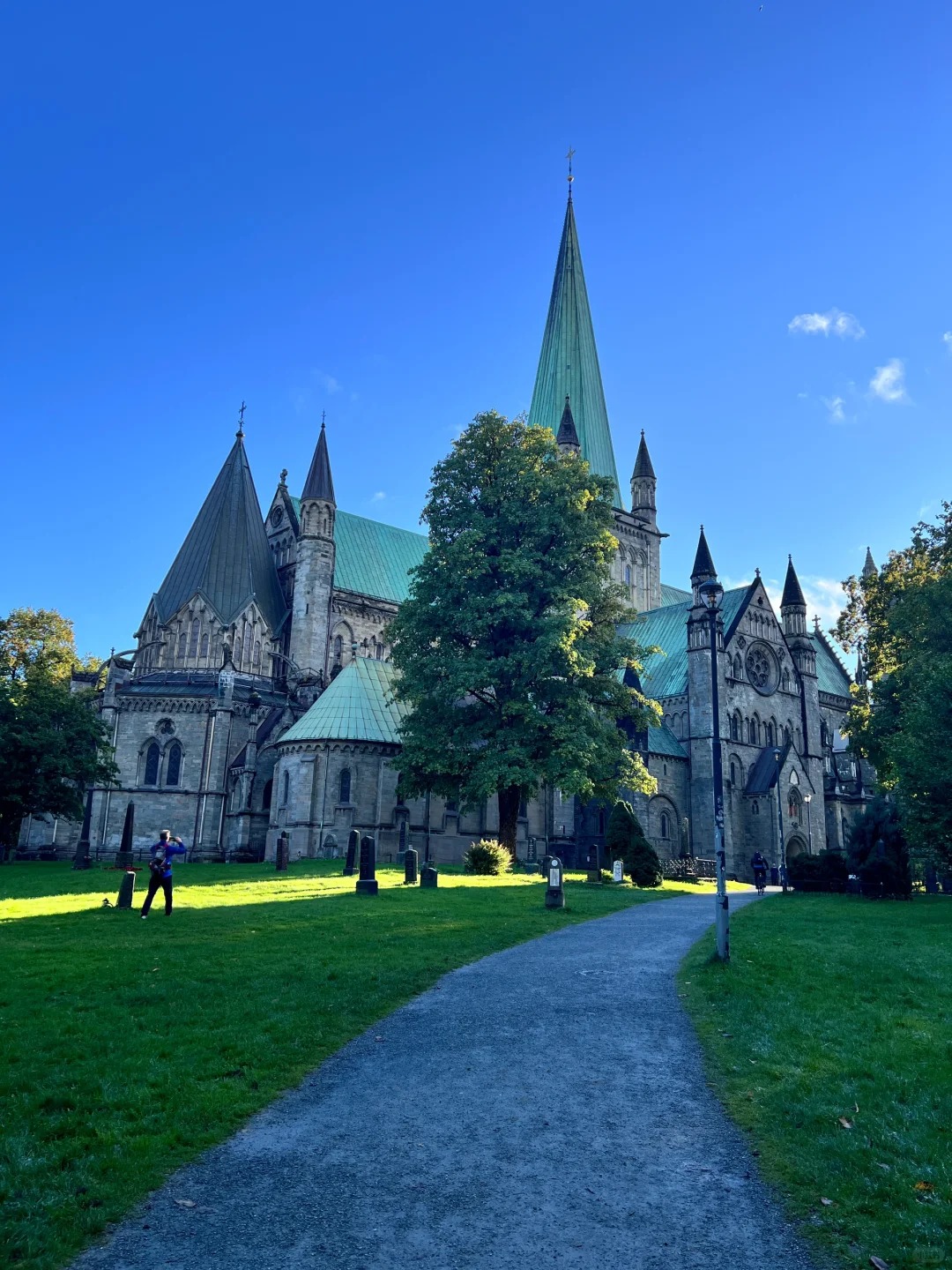 踩着尼德河的彩虹倒影,1070年的石像鬼突然从教堂尖