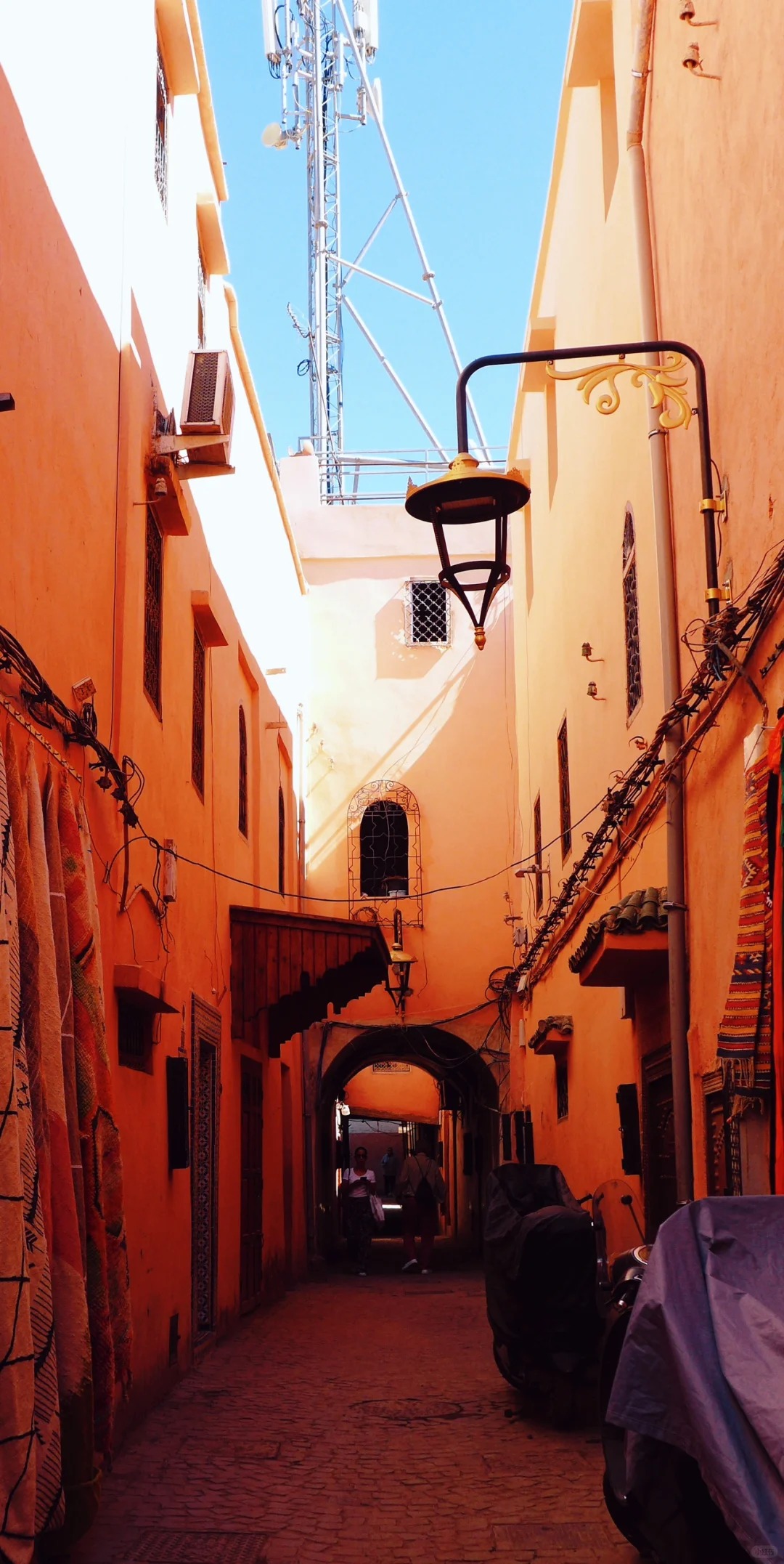 一踏入马拉喀什老城,我就被那五彩斑斓的街道和建筑深深吸引了!