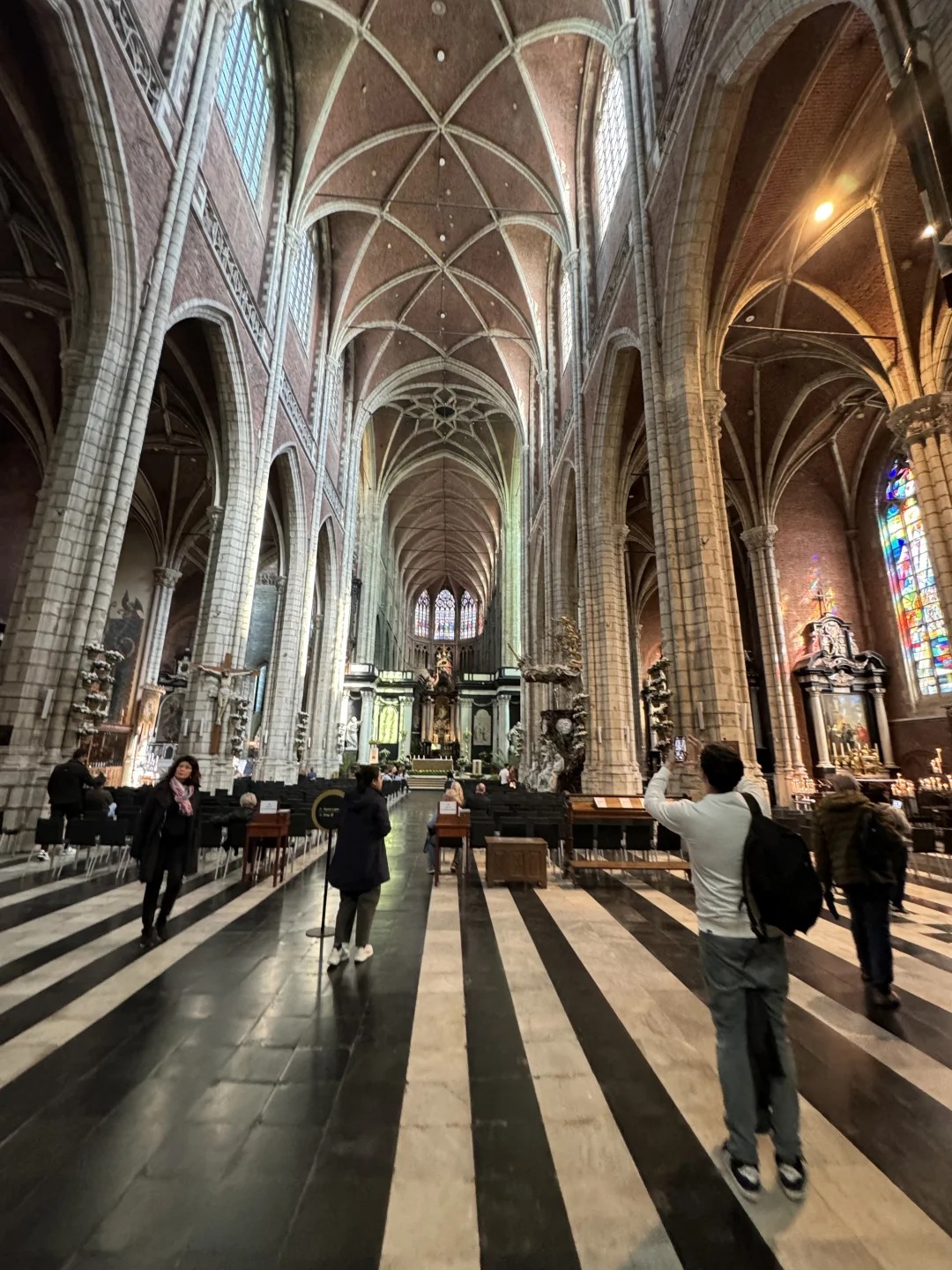 刚踏进圣巴夫大教堂,就被彩窗的光斑迷了眼!