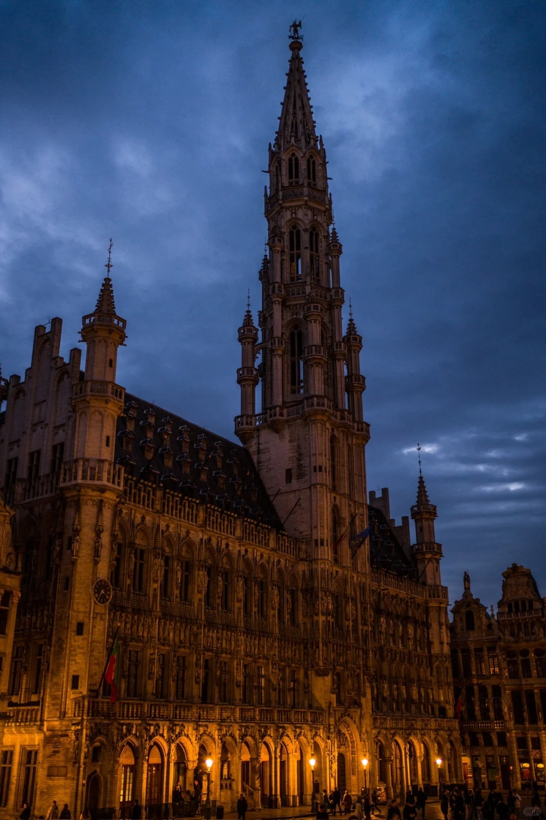 强推雕像旁的fritland薯条店,粗薯炸得金黄酥脆