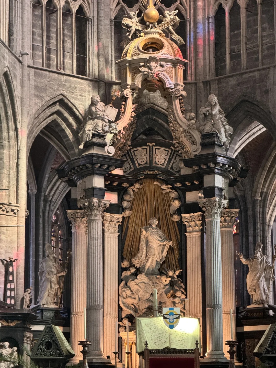 刚踏进圣巴夫大教堂,就被彩窗的光斑迷了眼!