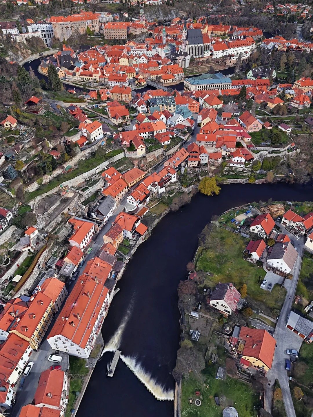 站在彩绘塔的螺旋楼梯上,望着伏尔塔瓦河的翡翠色