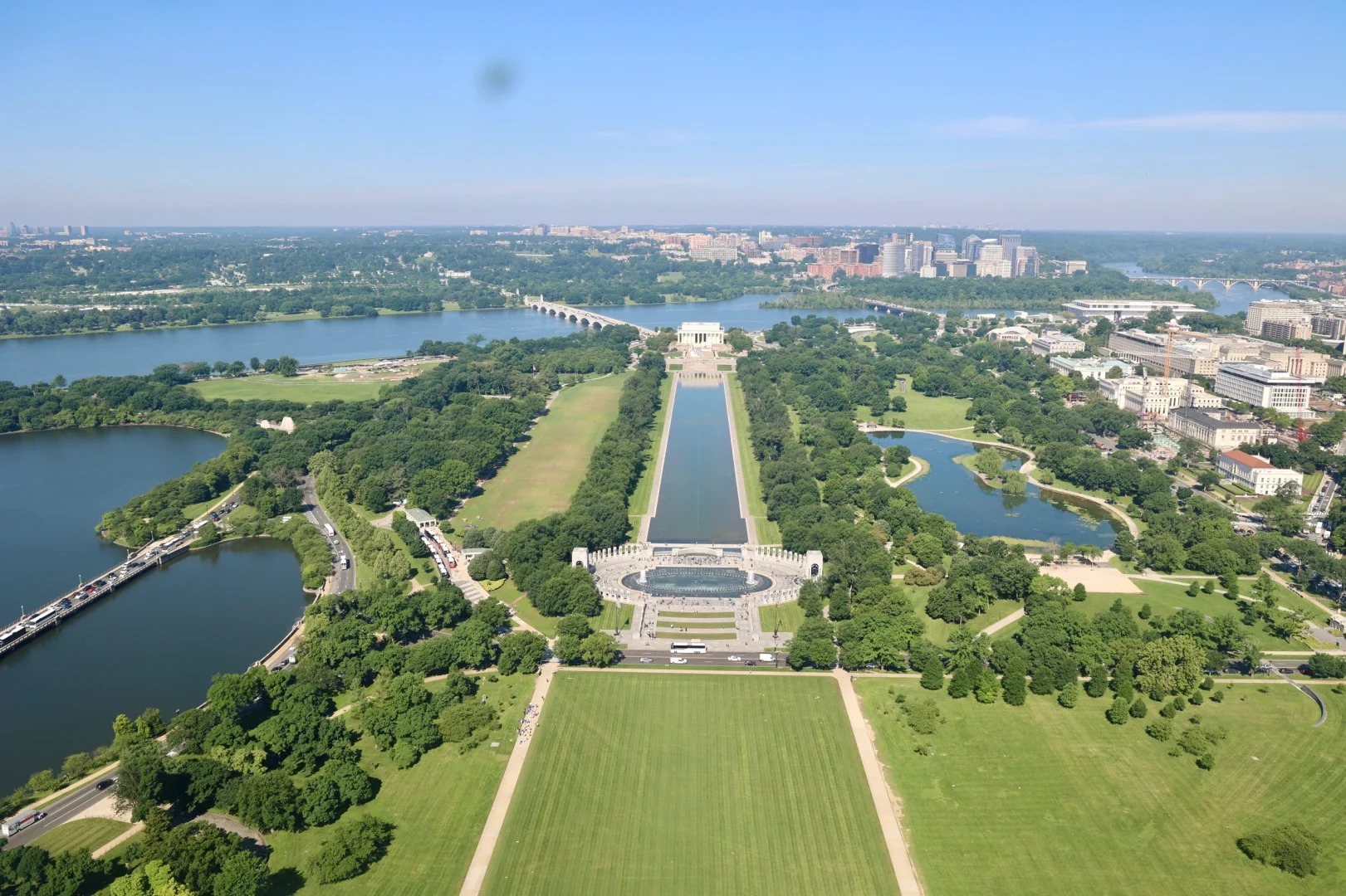 3 月的华盛顿纪念碑(日均温 8~19℃),春寒与暖阳在 169 米高空共舞