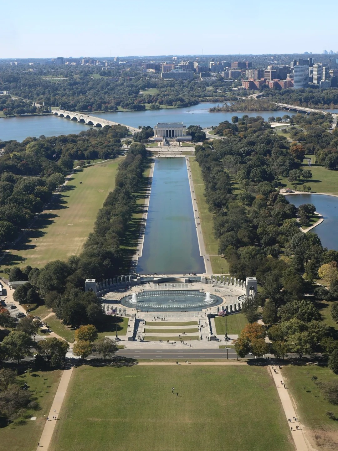 ,国家广场的樱花与纪念碑在晨雾中苏醒